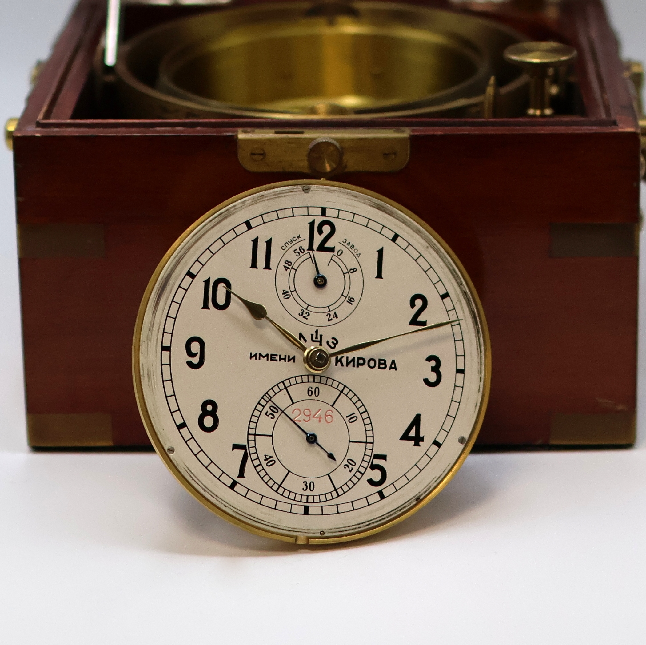 Detail d: 1. Moskauer Uhrenfabrik Marinechronometer, UDSSR um 1958, 3-tlg. Holzbox, seitl. Tragegriffe, kardanisch aufgehängtes Messinggeh., Lünette ...