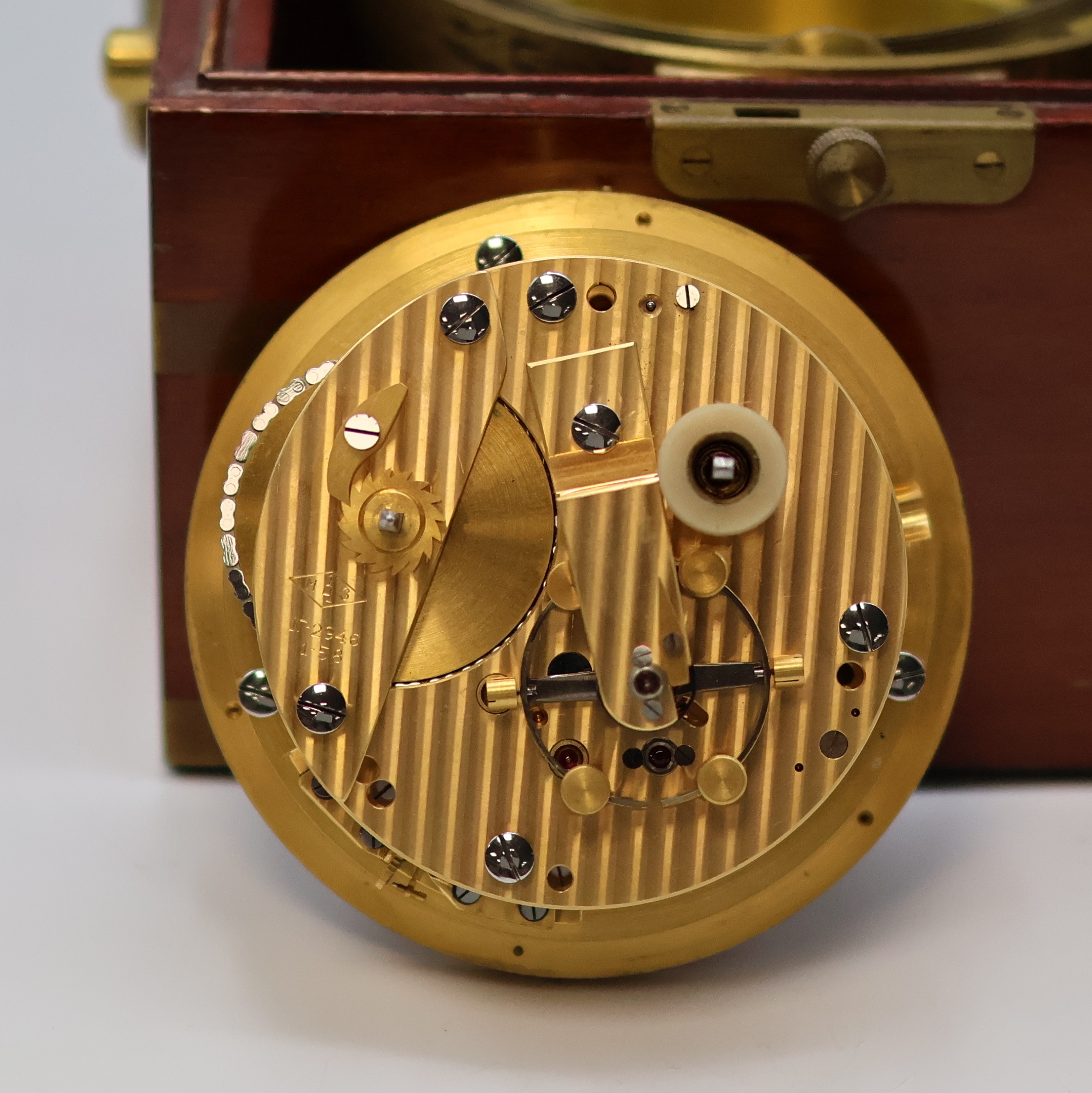Detail e: 1. Moskauer Uhrenfabrik Marinechronometer, UDSSR um 1958, 3-tlg. Holzbox, seitl. Tragegriffe, kardanisch aufgehängtes Messinggeh., Lünette ...