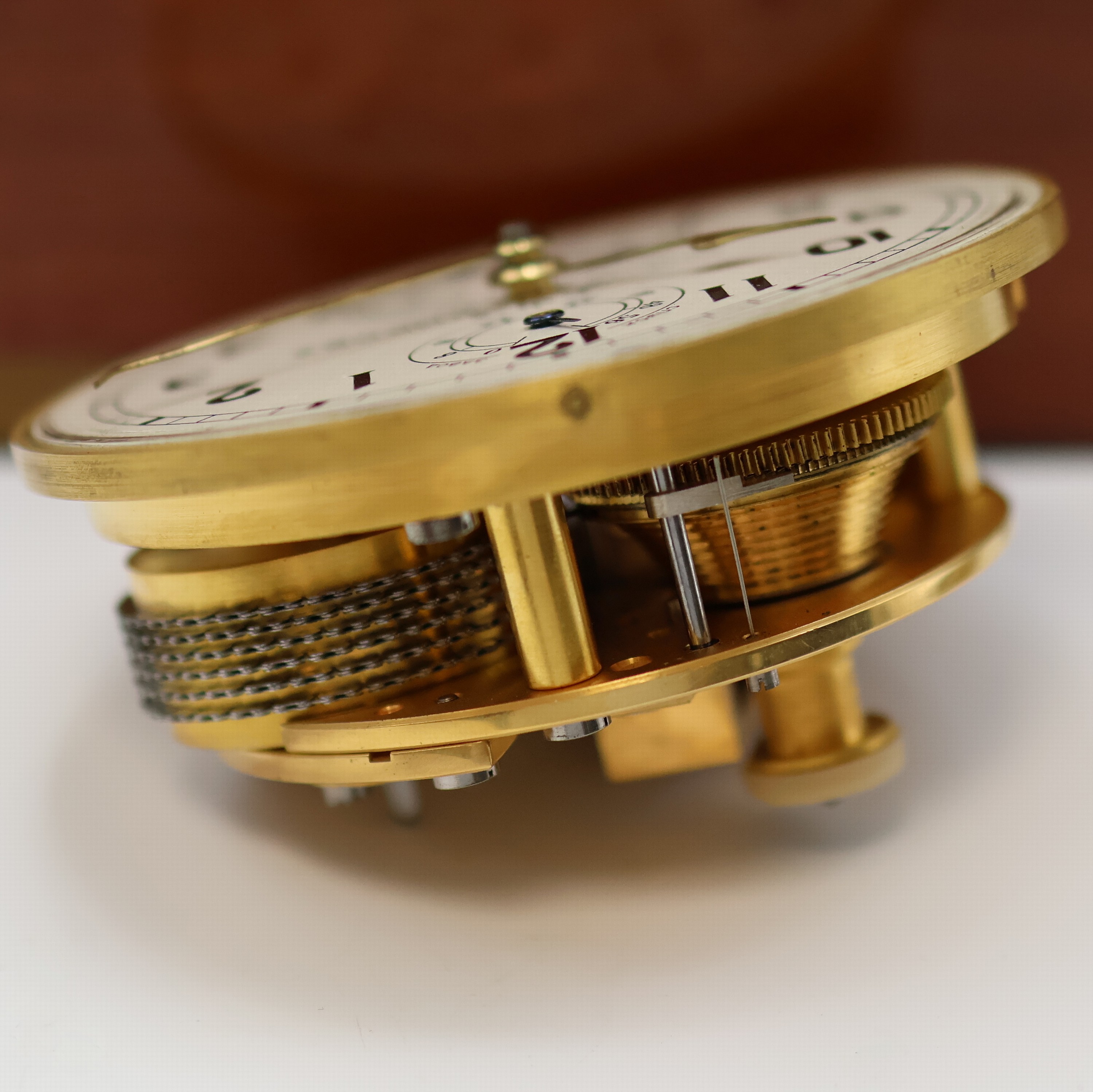 Detail g: 1. Moskauer Uhrenfabrik Marinechronometer, UDSSR um 1958, 3-tlg. Holzbox, seitl. Tragegriffe, kardanisch aufgehängtes Messinggeh., Lünette ...