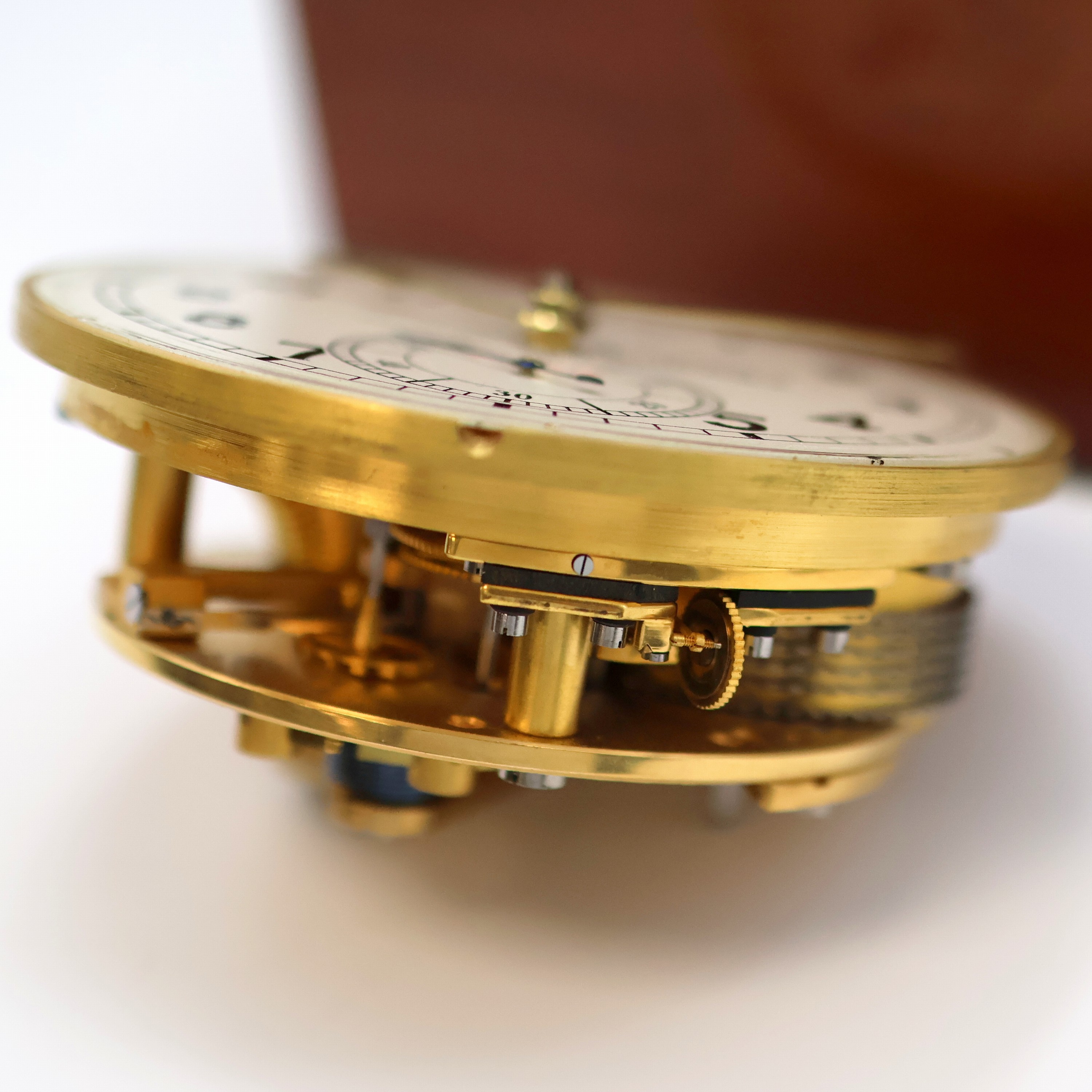 Detail i: 1. Moskauer Uhrenfabrik Marinechronometer, UDSSR um 1958, 3-tlg. Holzbox, seitl. Tragegriffe, kardanisch aufgehängtes Messinggeh., Lünette ...