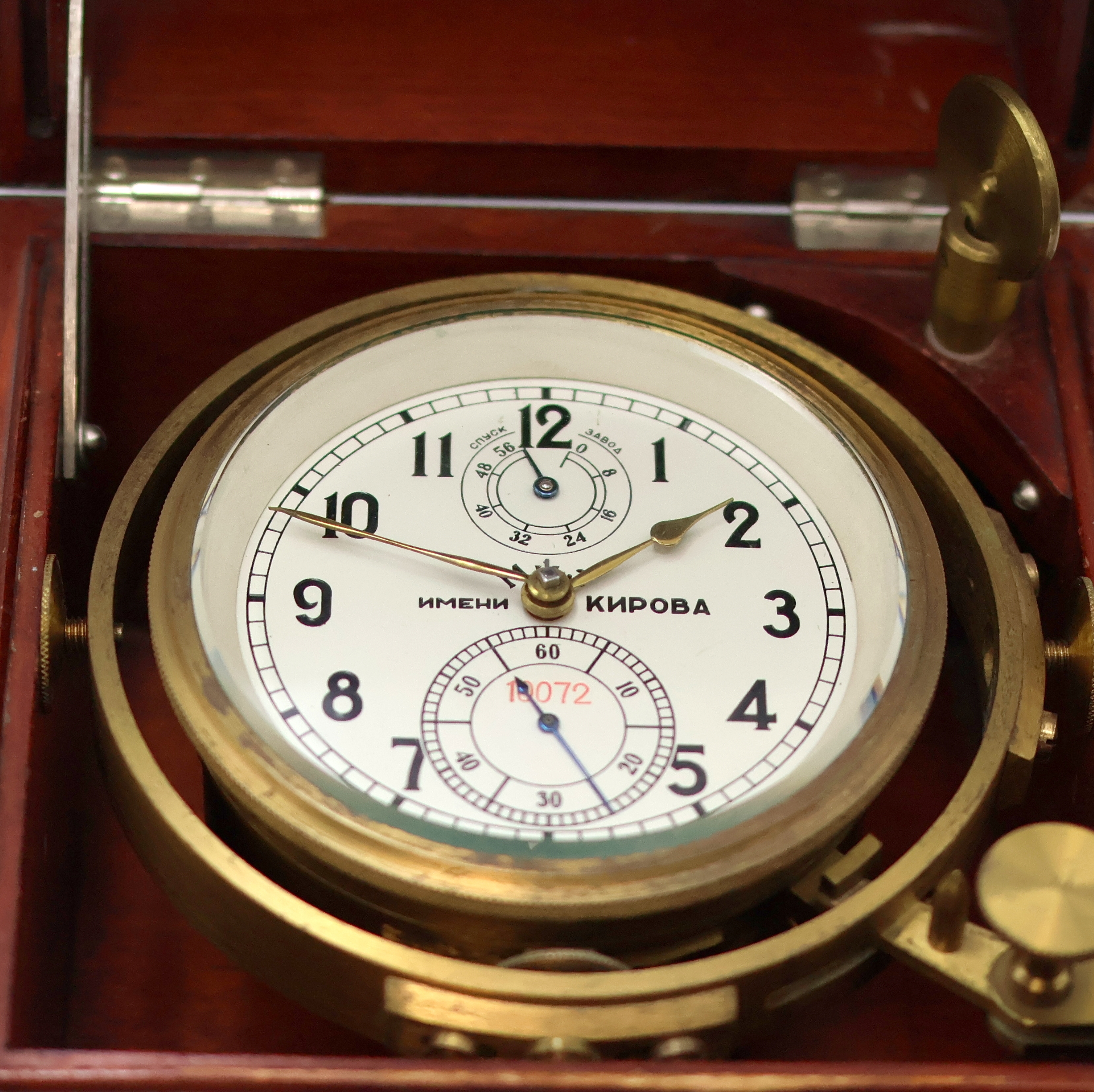 Detail a: 1. Moskauer Uhrenfabrik Marinechronometer, UDSSR um 1965, 3-tlg. Holzkasten, seitl. Tragegriffe, kardanisch aufgehängtes Messinggeh., Lünette ...