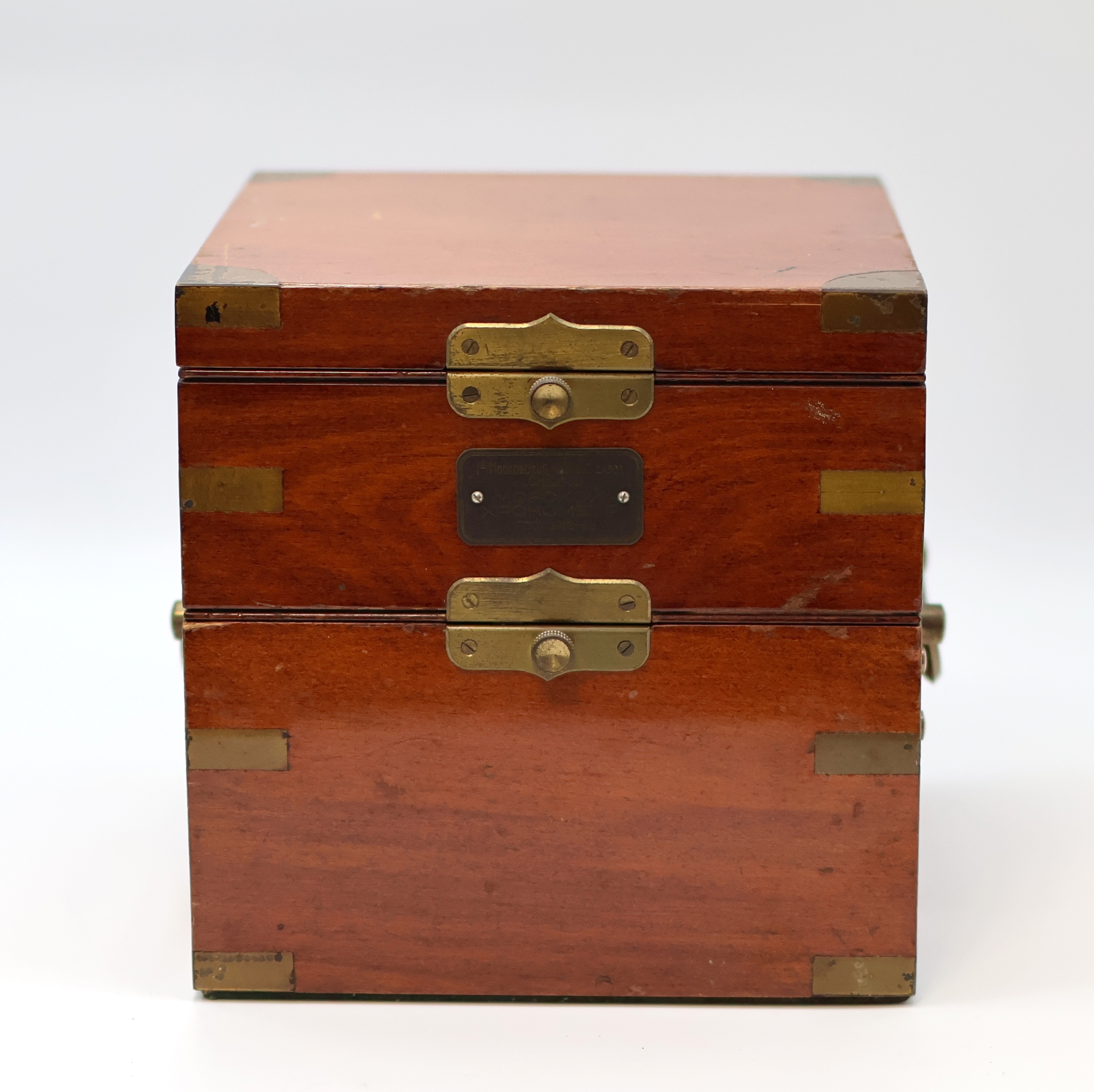 Detail b: 1. Moskauer Uhrenfabrik Marinechronometer, UDSSR um 1965, 3-tlg. Holzkasten, seitl. Tragegriffe, kardanisch aufgehängtes Messinggeh., Lünette ...