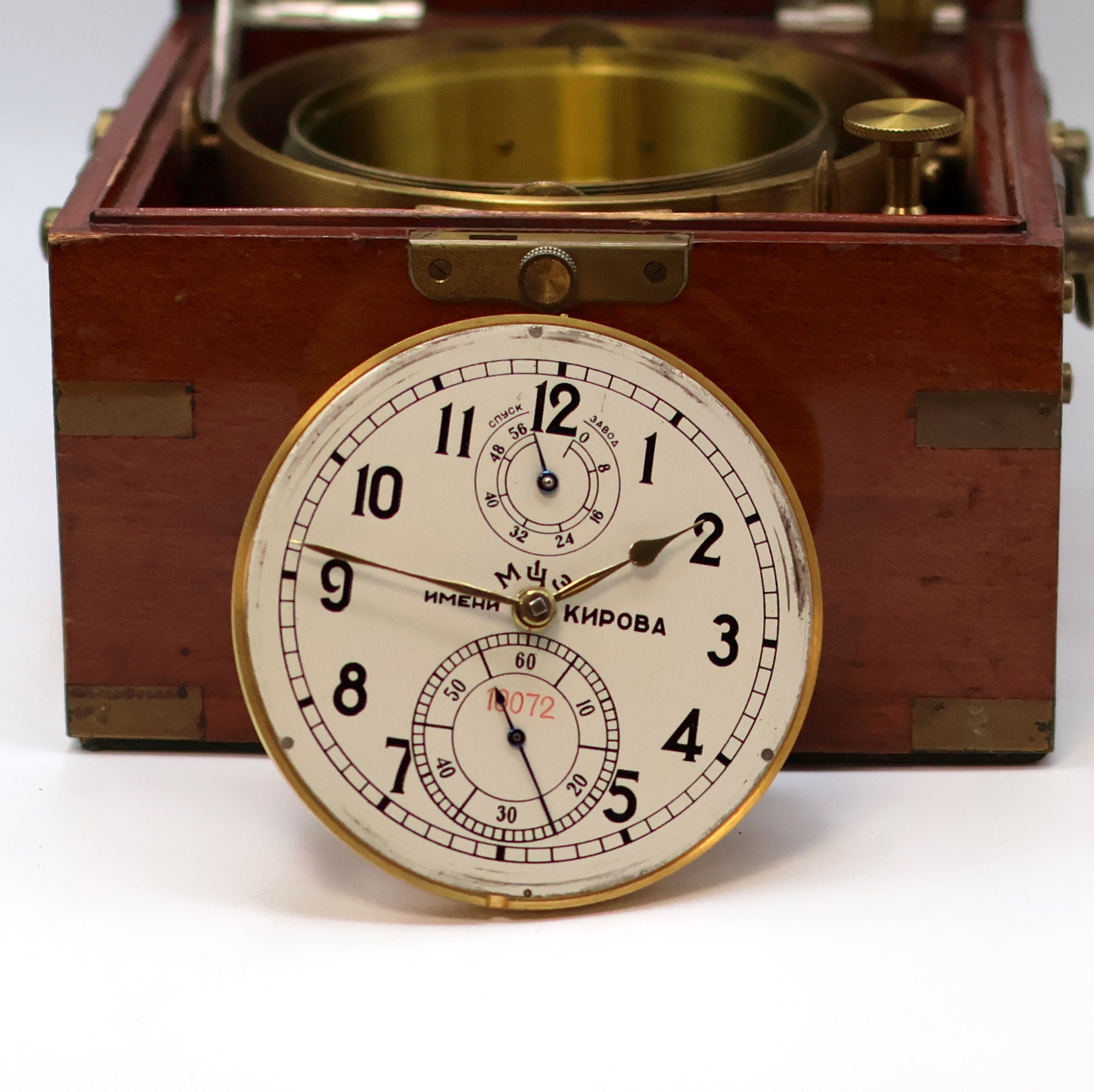Detail d: 1. Moskauer Uhrenfabrik Marinechronometer, UDSSR um 1965, 3-tlg. Holzkasten, seitl. Tragegriffe, kardanisch aufgehängtes Messinggeh., Lünette ...