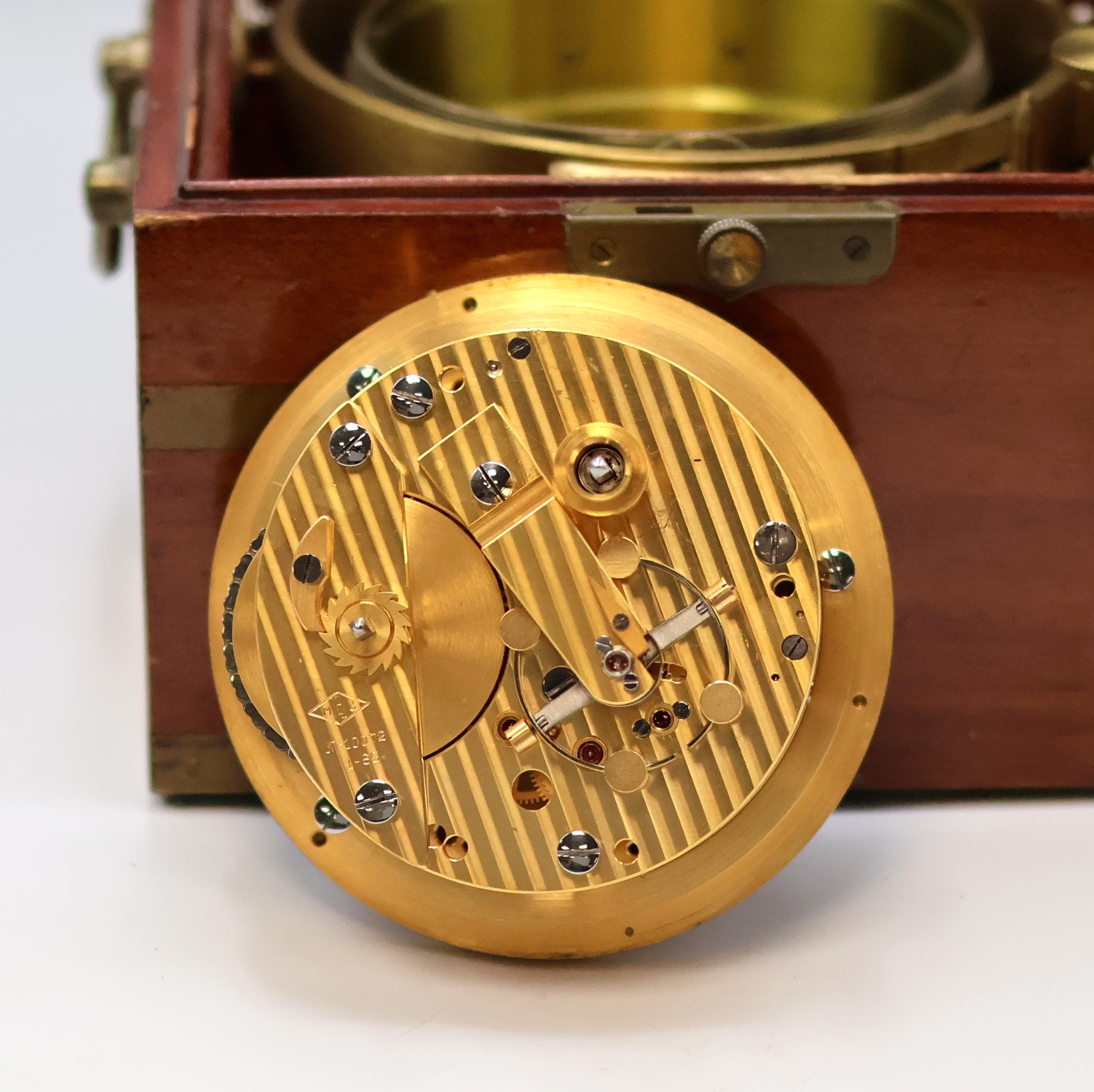 Detail e: 1. Moskauer Uhrenfabrik Marinechronometer, UDSSR um 1965, 3-tlg. Holzkasten, seitl. Tragegriffe, kardanisch aufgehängtes Messinggeh., Lünette ...