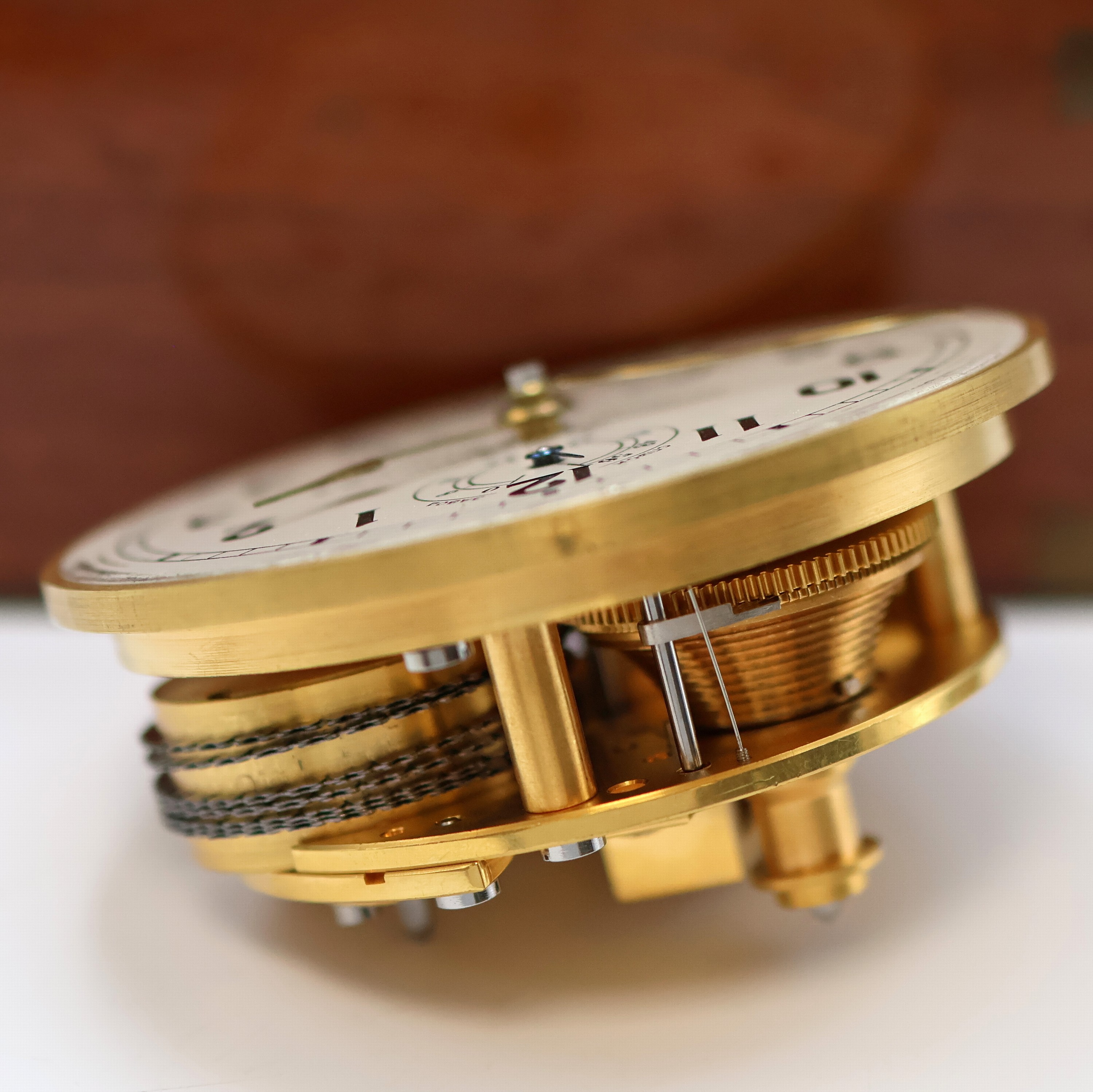 Detail g: 1. Moskauer Uhrenfabrik Marinechronometer, UDSSR um 1965, 3-tlg. Holzkasten, seitl. Tragegriffe, kardanisch aufgehängtes Messinggeh., Lünette ...
