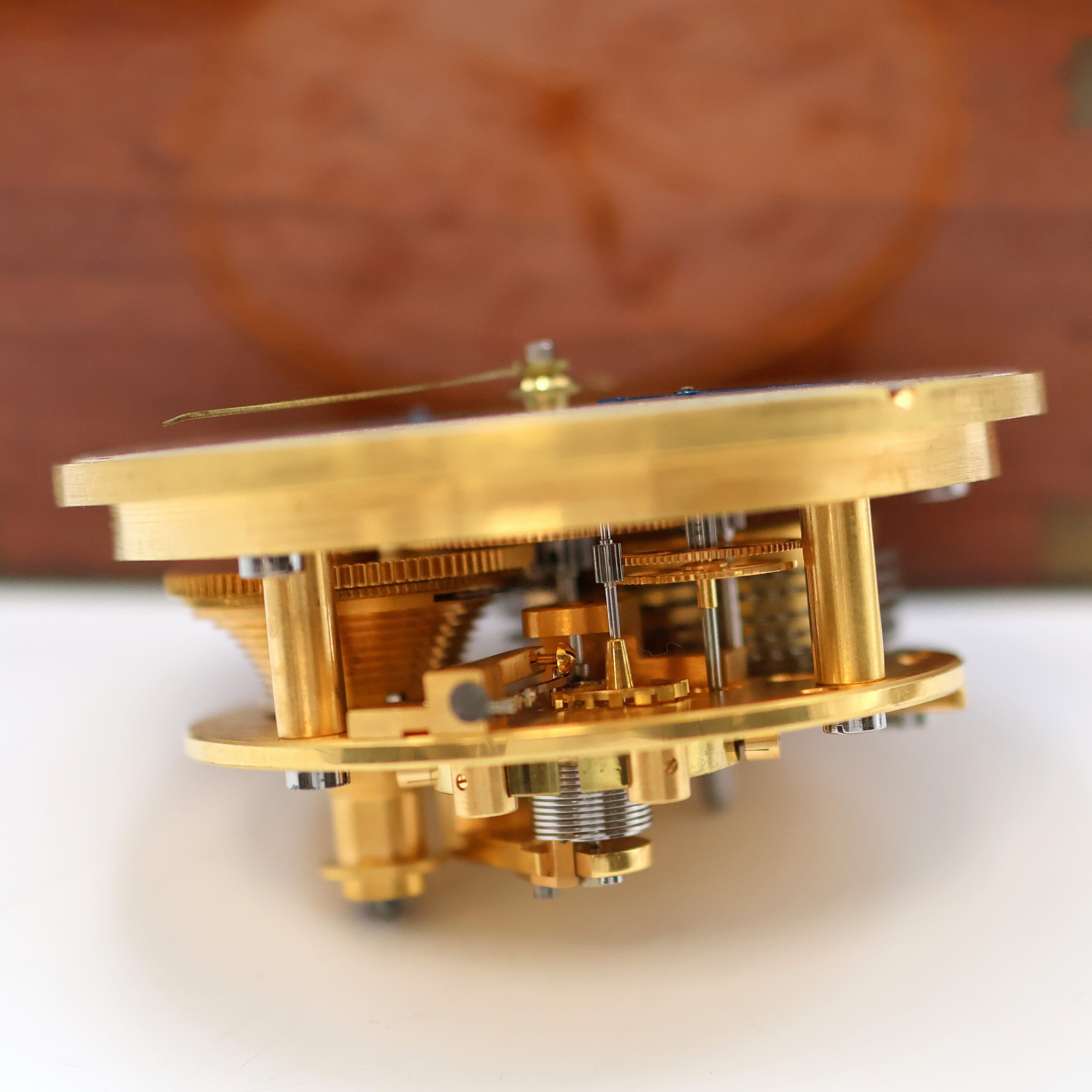 Detail h: 1. Moskauer Uhrenfabrik Marinechronometer, UDSSR um 1965, 3-tlg. Holzkasten, seitl. Tragegriffe, kardanisch aufgehängtes Messinggeh., Lünette ...