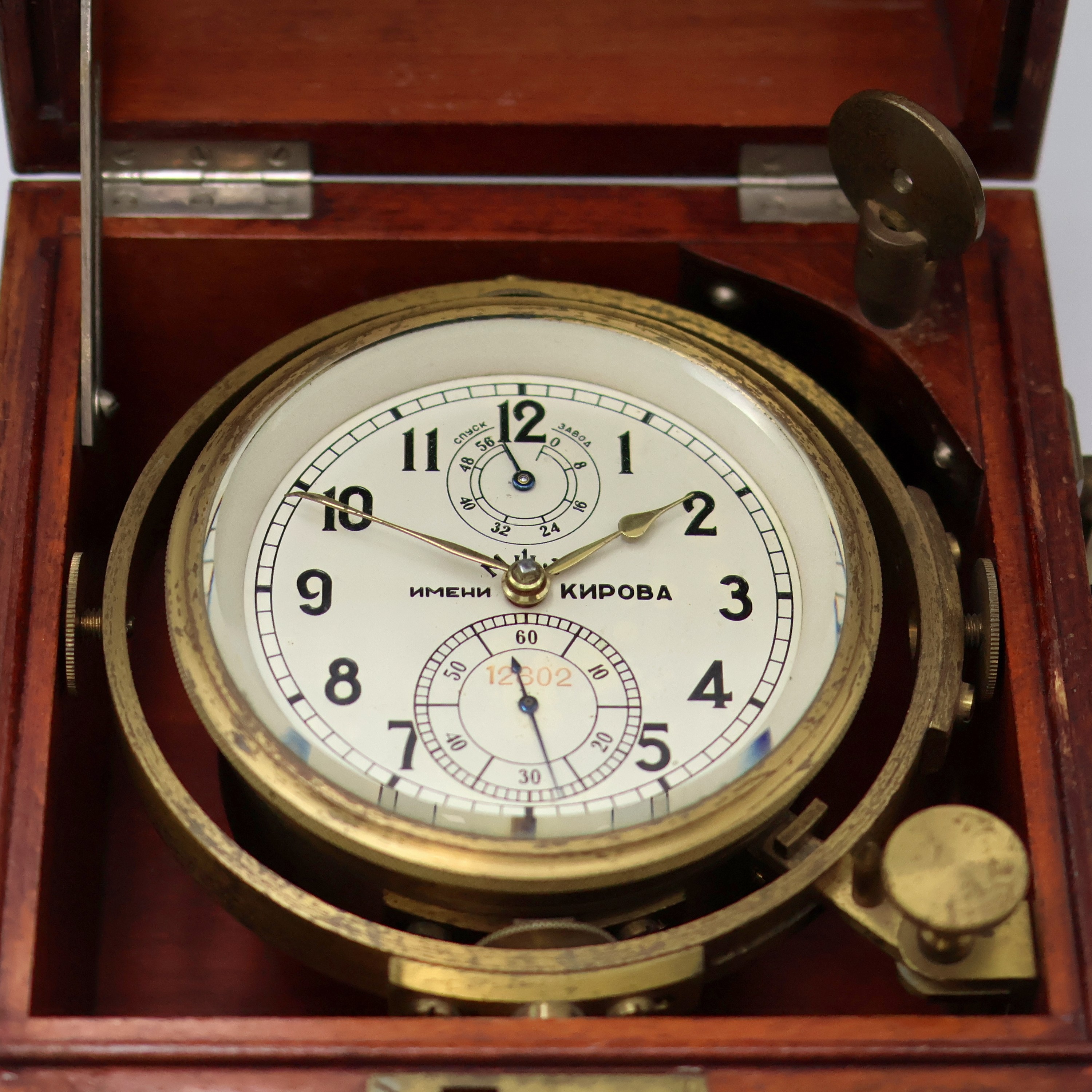 Detail a: 1. Moskauer Uhrenfabrik Marinechronometer, UDSSR um 1965, 3-tlg. Holzbox, seitl. Tragegriffe, kardanisch aufgehängtes Messinggeh., Lünette ...