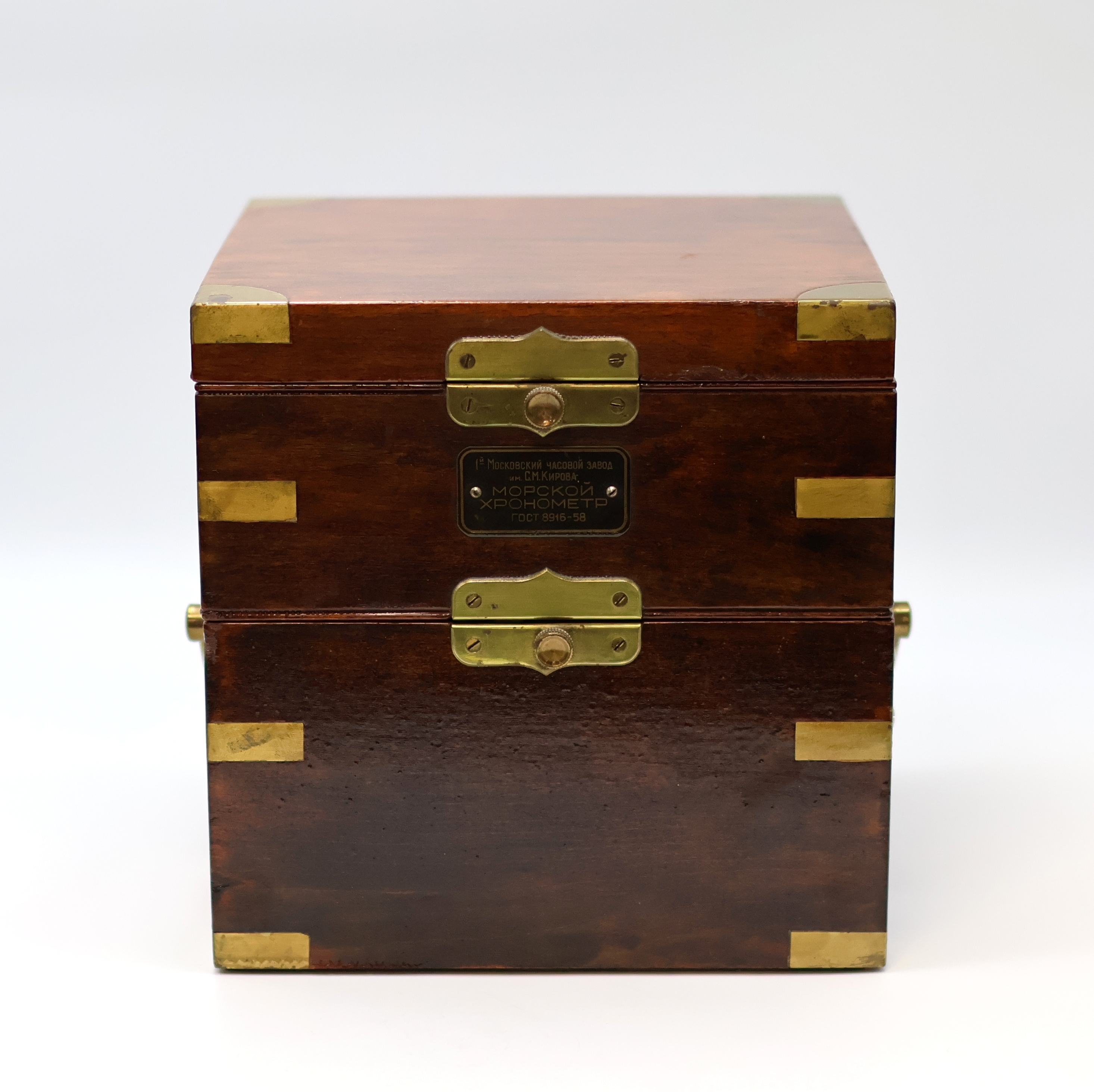 Detail b: 1. Moskauer Uhrenfabrik Marinechronometer, UDSSR um 1965, 3-tlg. Holzbox, seitl. Tragegriffe, kardanisch aufgehängtes Messinggeh., Lünette ...