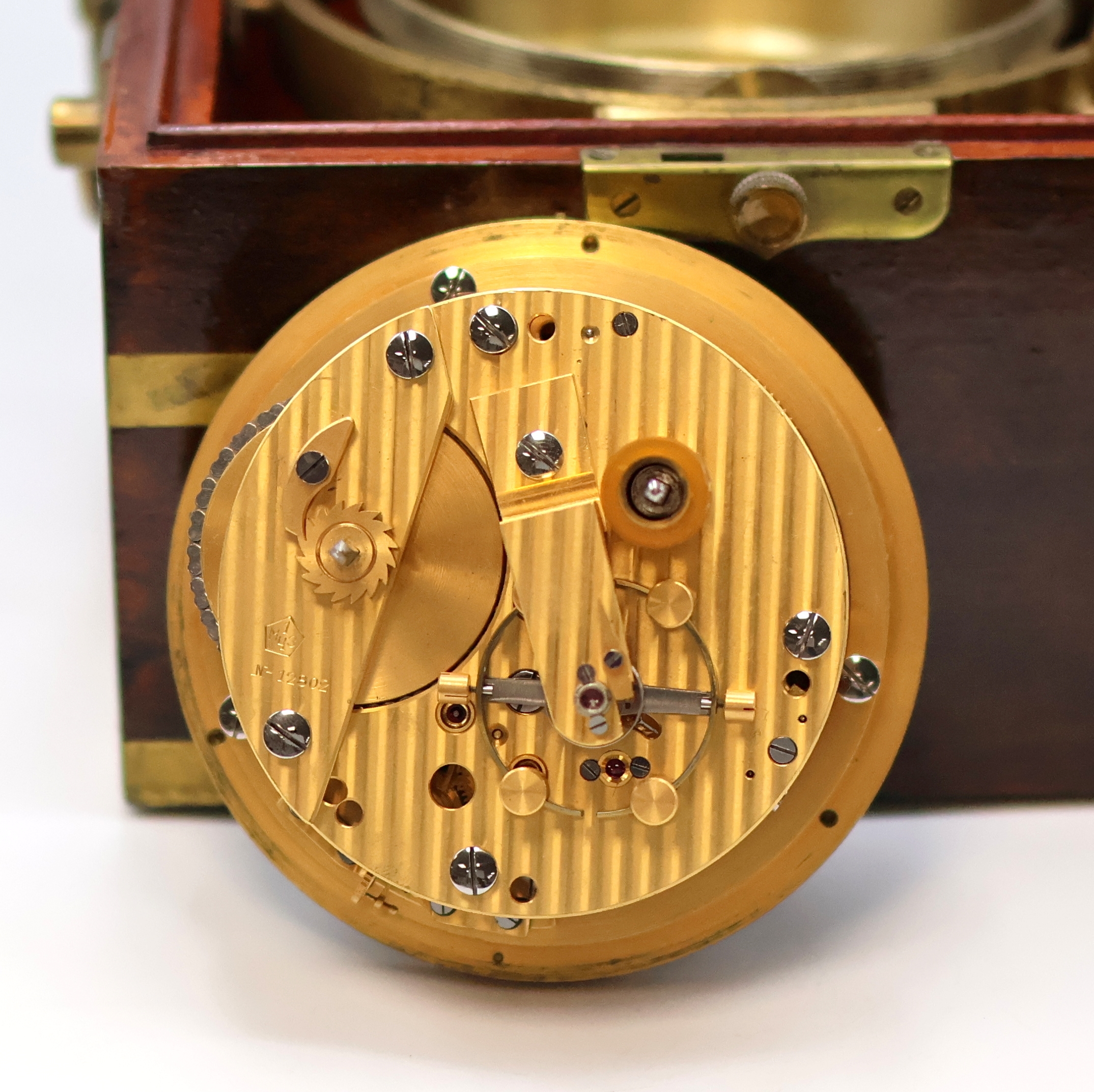 Detail e: 1. Moskauer Uhrenfabrik Marinechronometer, UDSSR um 1965, 3-tlg. Holzbox, seitl. Tragegriffe, kardanisch aufgehängtes Messinggeh., Lünette ...