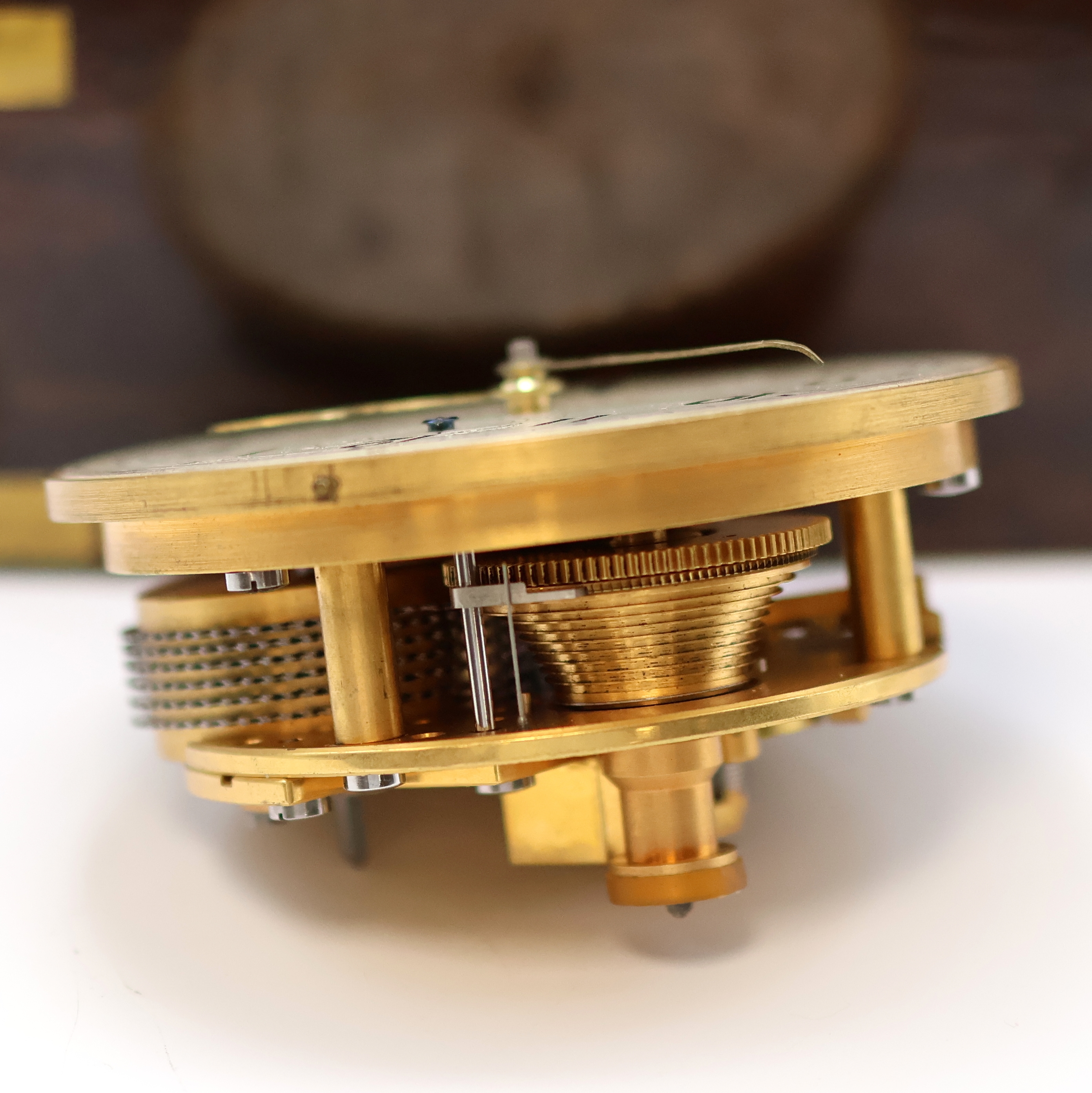 Detail f: 1. Moskauer Uhrenfabrik Marinechronometer, UDSSR um 1965, 3-tlg. Holzbox, seitl. Tragegriffe, kardanisch aufgehängtes Messinggeh., Lünette ...