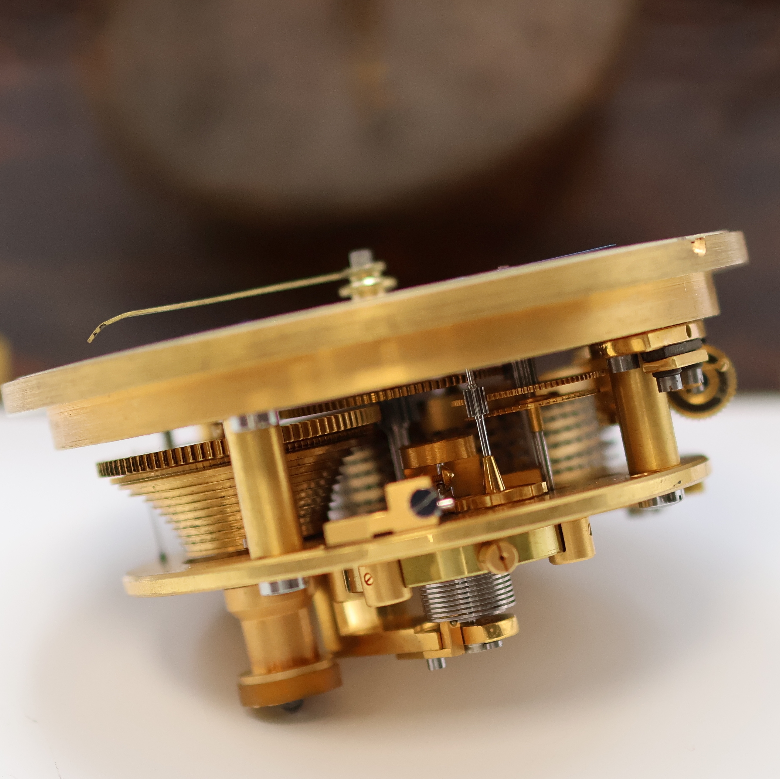Detail g: 1. Moskauer Uhrenfabrik Marinechronometer, UDSSR um 1965, 3-tlg. Holzbox, seitl. Tragegriffe, kardanisch aufgehängtes Messinggeh., Lünette ...