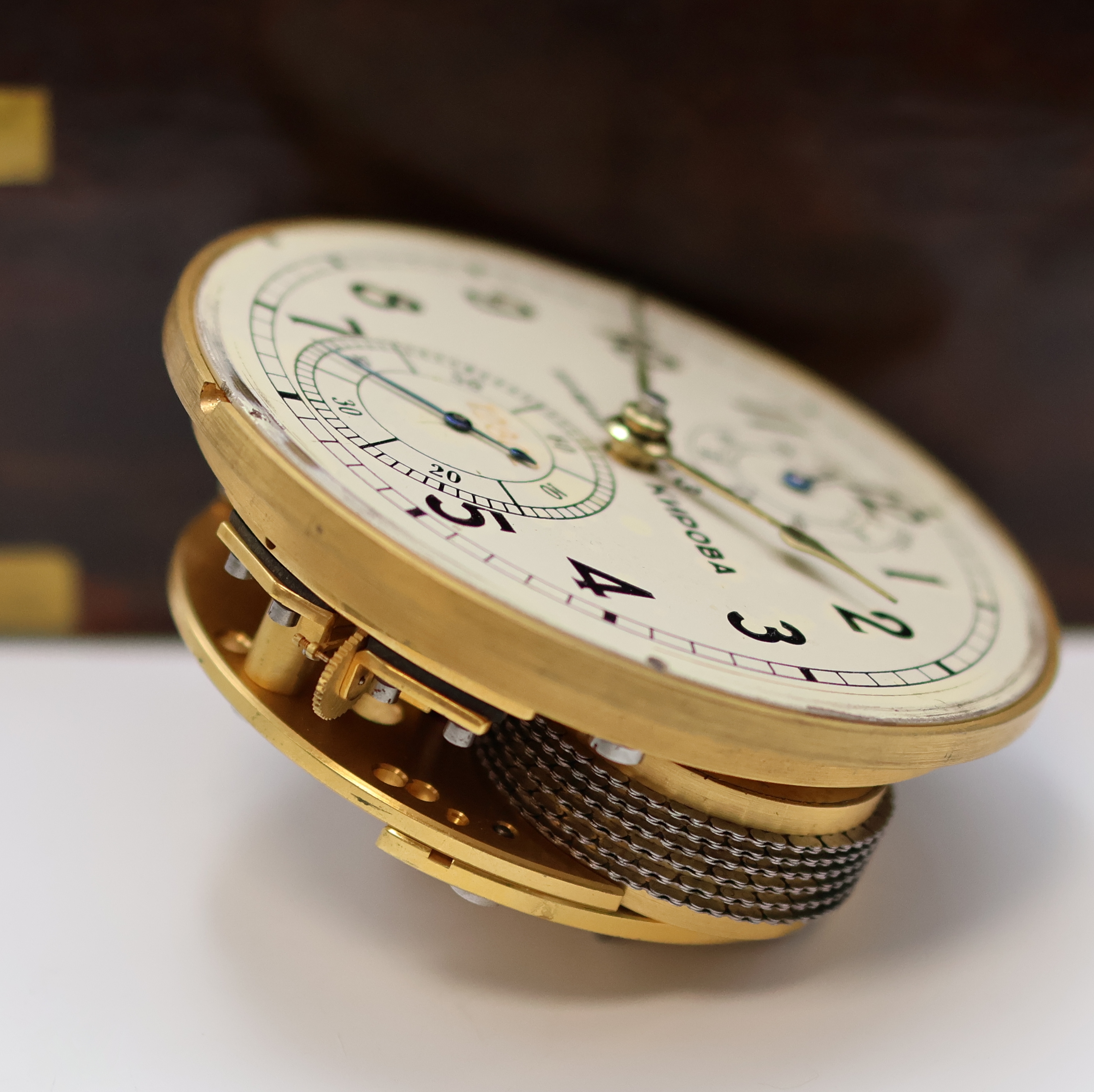 Detail h: 1. Moskauer Uhrenfabrik Marinechronometer, UDSSR um 1965, 3-tlg. Holzbox, seitl. Tragegriffe, kardanisch aufgehängtes Messinggeh., Lünette ...