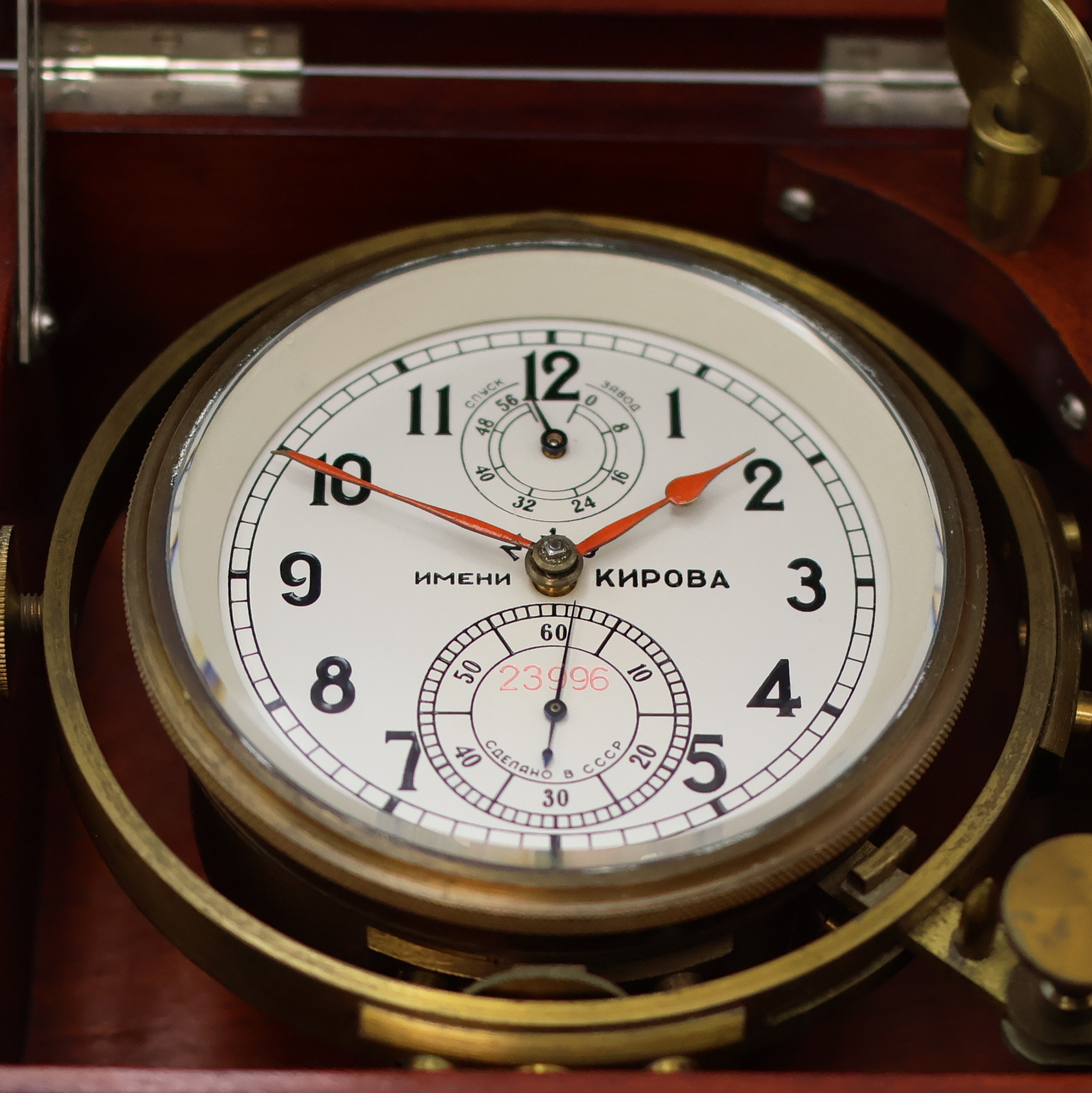 Detail a: 1. Moskauer Uhrenfabrik Marinechronometer Nr. 23996, UDSSR um 1977, 3-tlg. Holzbox, kardanisch aufgehängtes Messinggeh., Lünette verschr., silb. ...