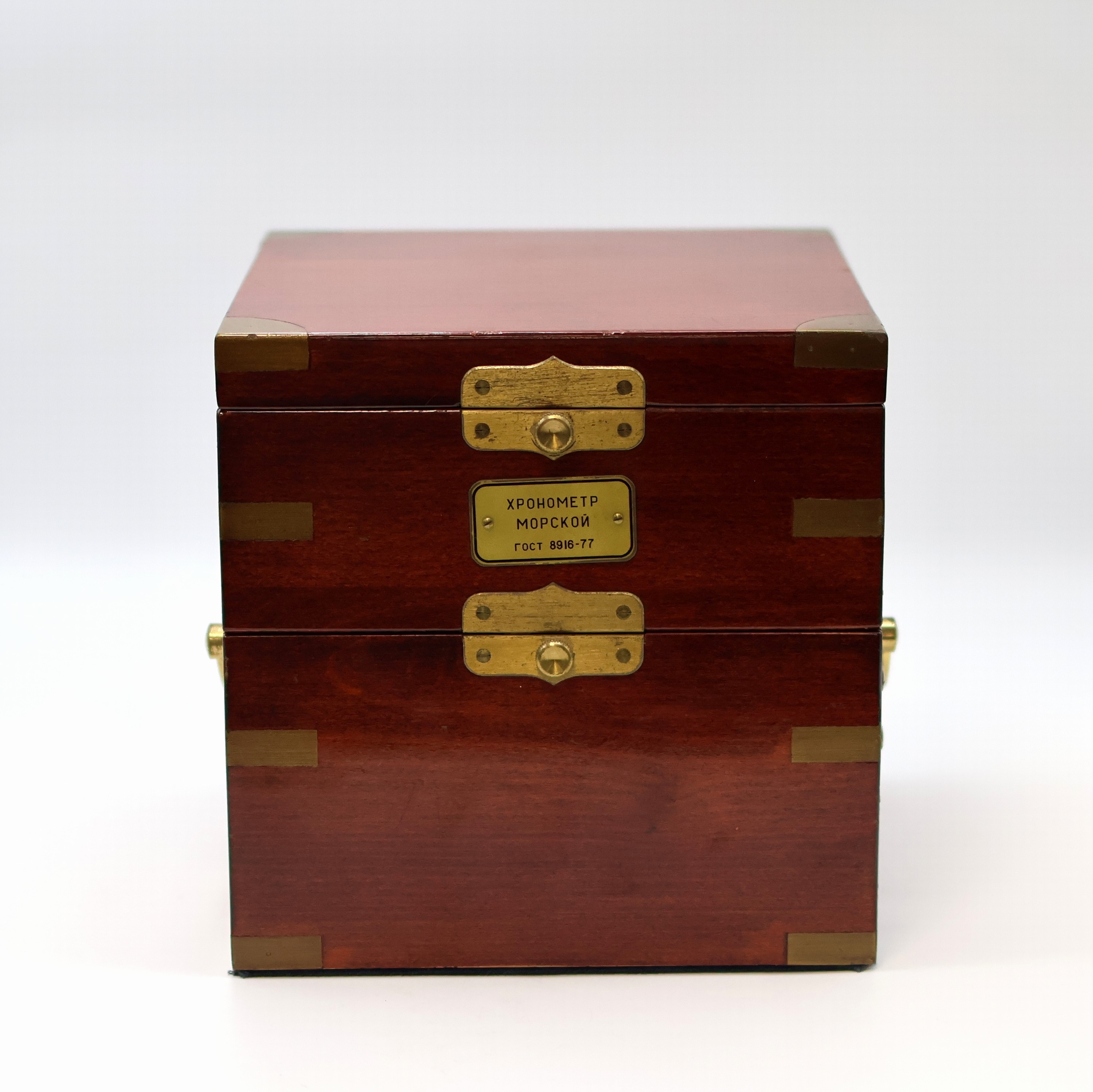Detail b: 1. Moskauer Uhrenfabrik Marinechronometer Nr. 23996, UDSSR um 1977, 3-tlg. Holzbox, kardanisch aufgehängtes Messinggeh., Lünette verschr., silb. ...
