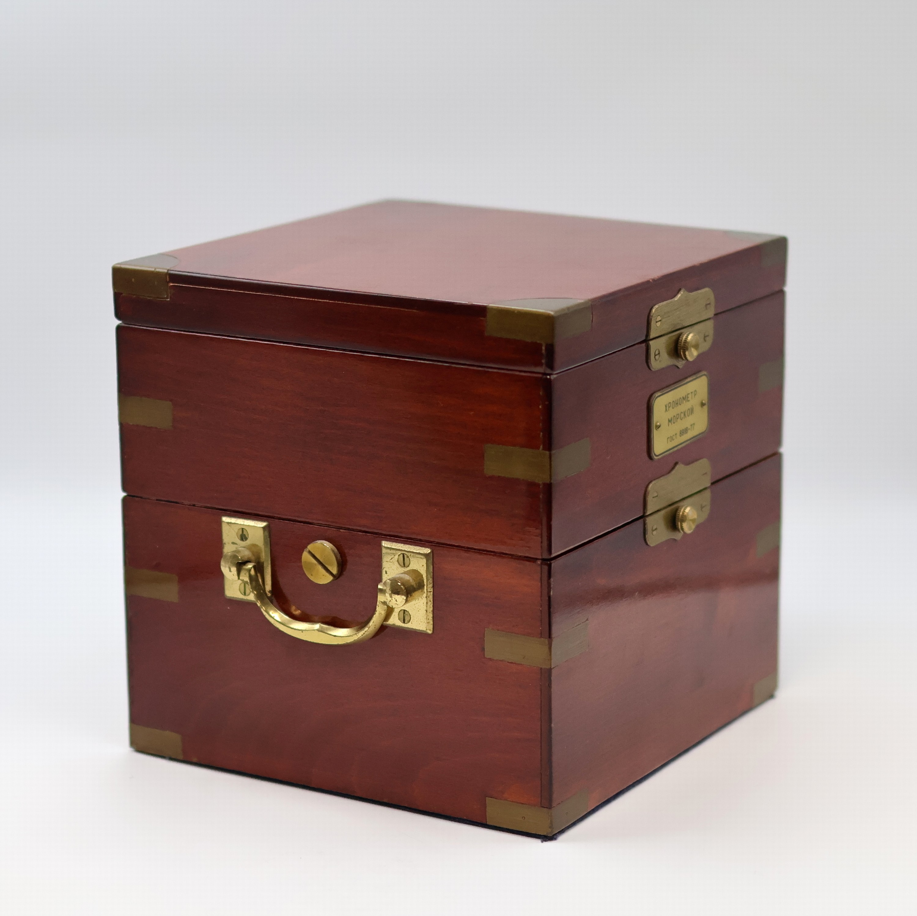 Detail c: 1. Moskauer Uhrenfabrik Marinechronometer Nr. 23996, UDSSR um 1977, 3-tlg. Holzbox, kardanisch aufgehängtes Messinggeh., Lünette verschr., silb. ...