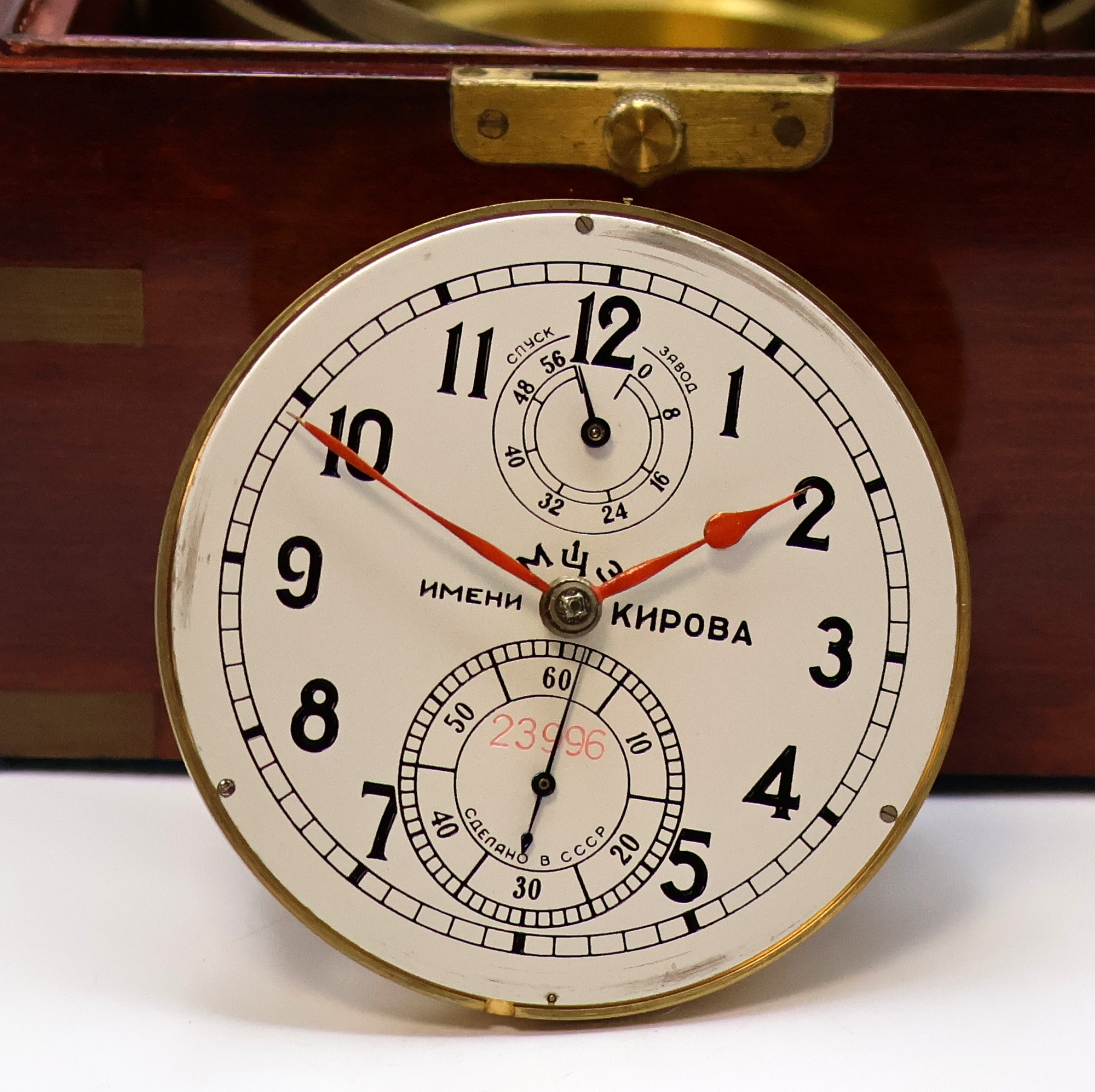 Detail d: 1. Moskauer Uhrenfabrik Marinechronometer Nr. 23996, UDSSR um 1977, 3-tlg. Holzbox, kardanisch aufgehängtes Messinggeh., Lünette verschr., silb. ...