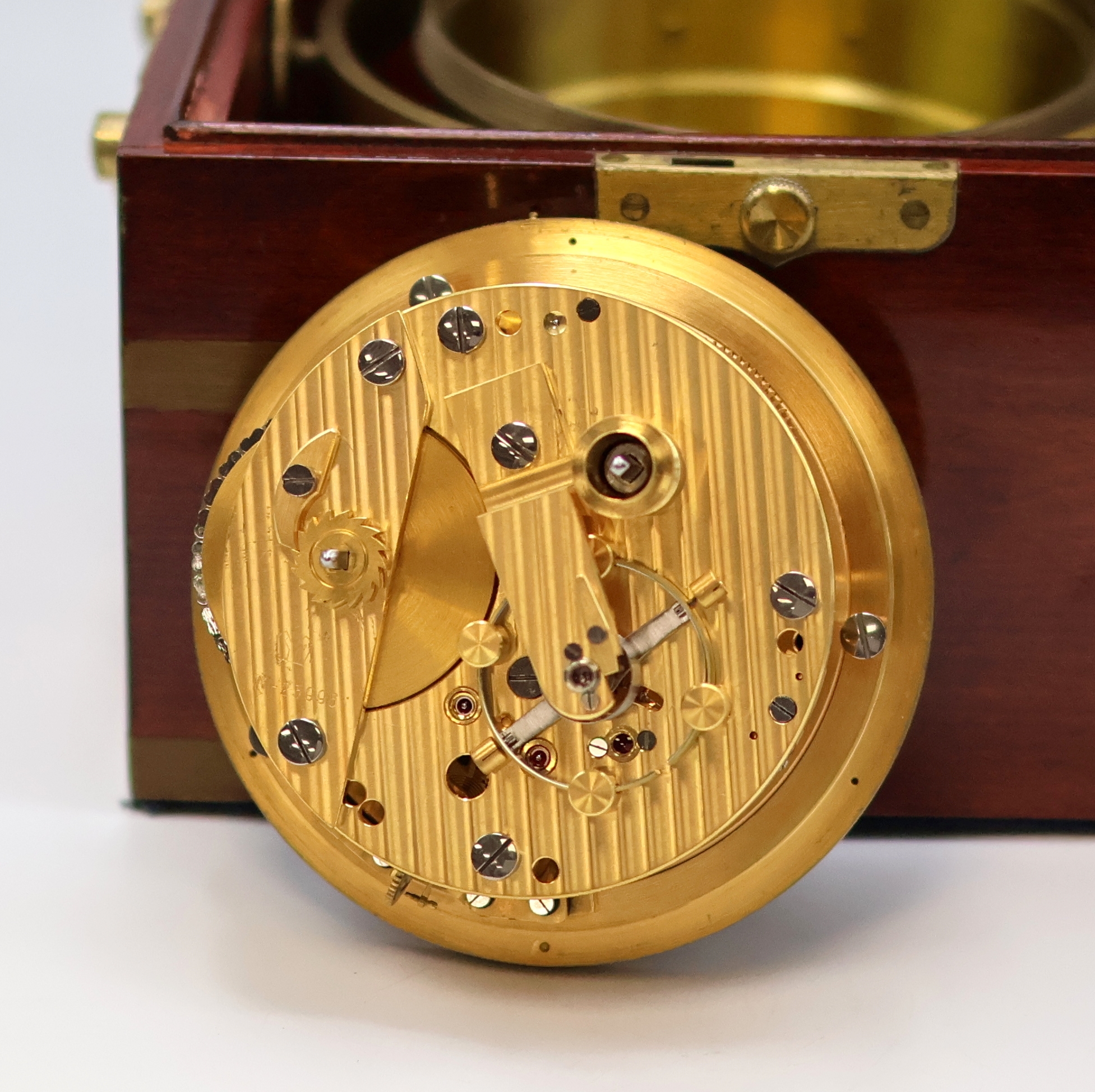 Detail e: 1. Moskauer Uhrenfabrik Marinechronometer Nr. 23996, UDSSR um 1977, 3-tlg. Holzbox, kardanisch aufgehängtes Messinggeh., Lünette verschr., silb. ...