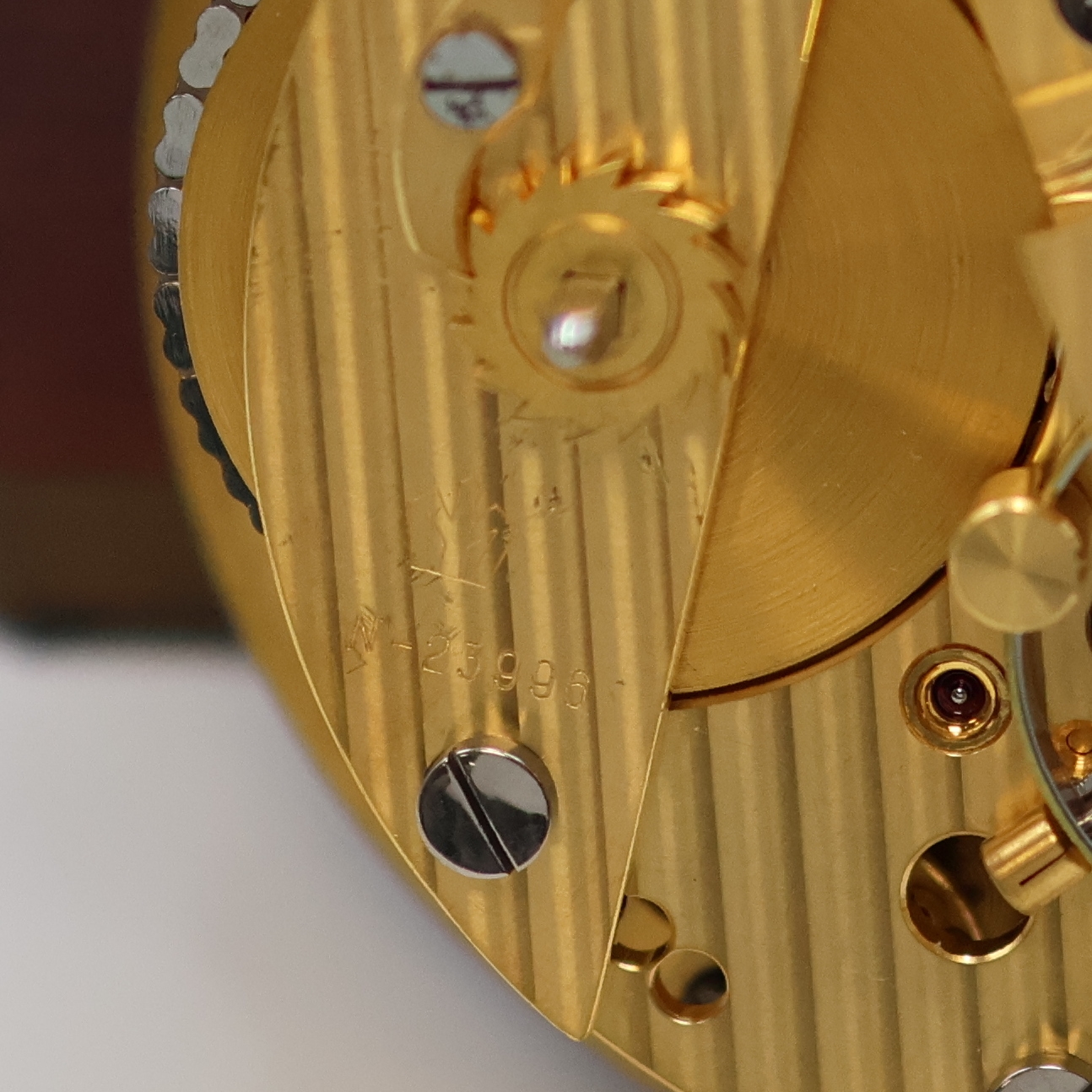 Detail f: 1. Moskauer Uhrenfabrik Marinechronometer Nr. 23996, UDSSR um 1977, 3-tlg. Holzbox, kardanisch aufgehängtes Messinggeh., Lünette verschr., silb. ...