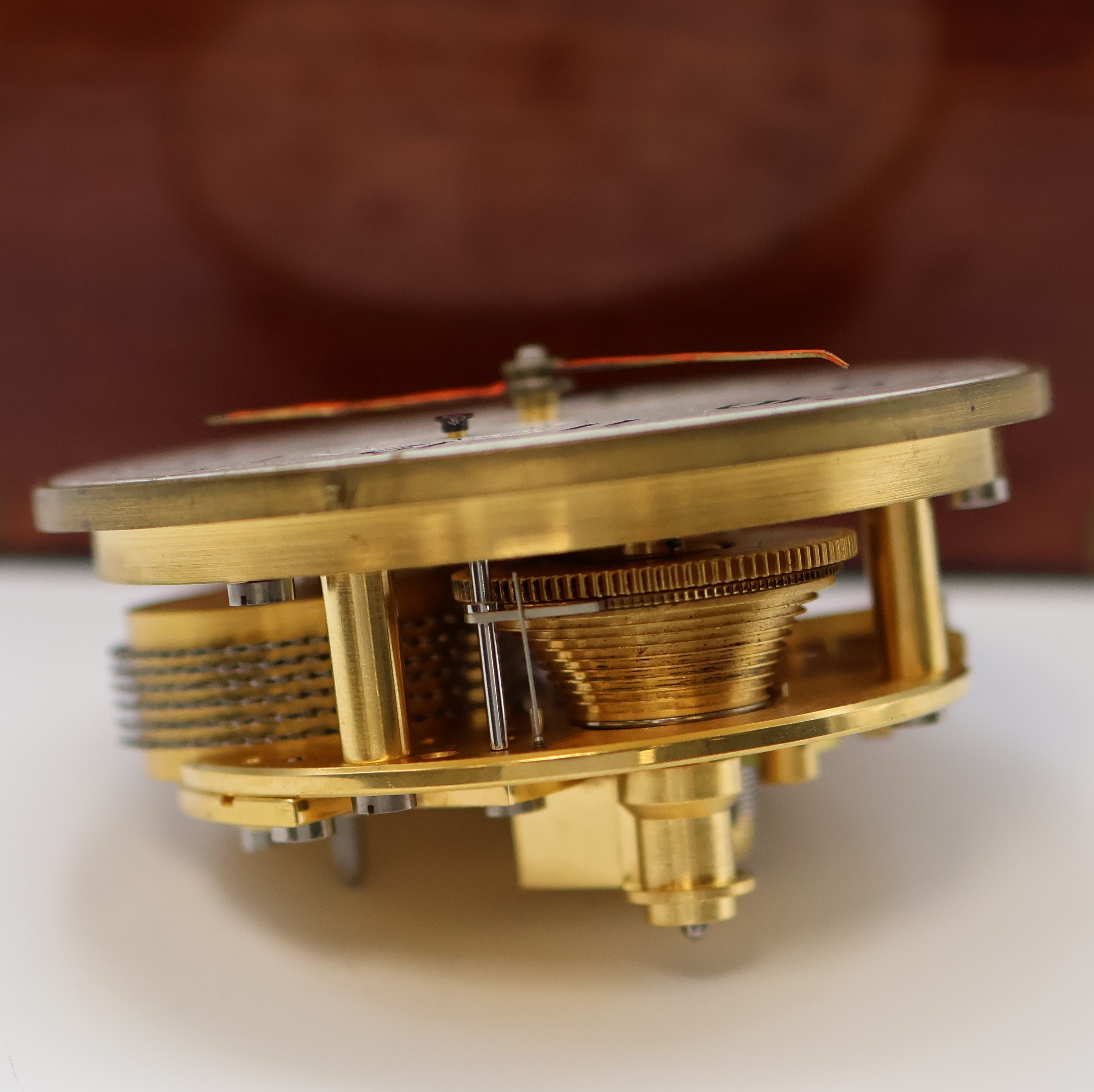 Detail g: 1. Moskauer Uhrenfabrik Marinechronometer Nr. 23996, UDSSR um 1977, 3-tlg. Holzbox, kardanisch aufgehängtes Messinggeh., Lünette verschr., silb. ...