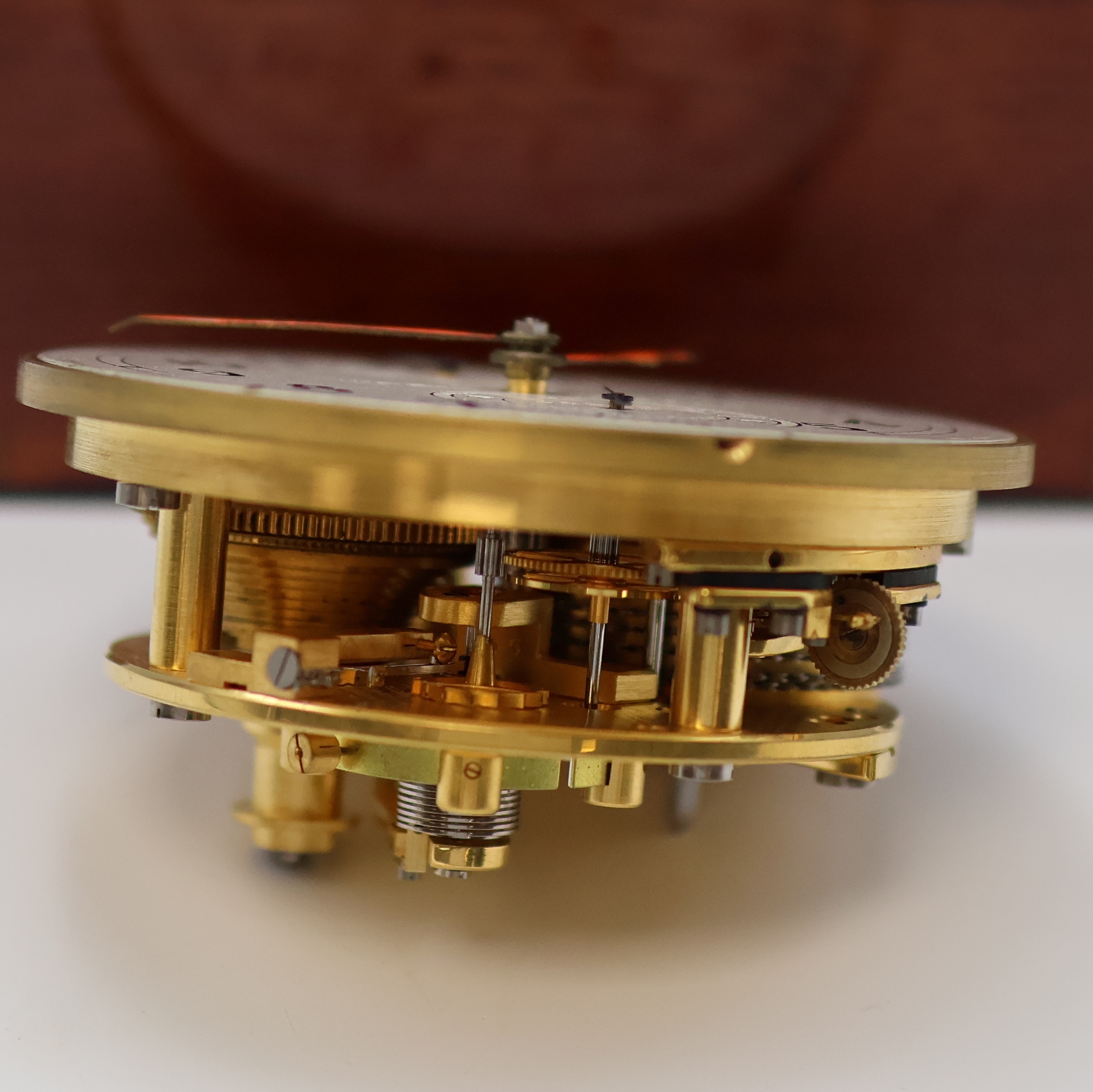 Detail h: 1. Moskauer Uhrenfabrik Marinechronometer Nr. 23996, UDSSR um 1977, 3-tlg. Holzbox, kardanisch aufgehängtes Messinggeh., Lünette verschr., silb. ...