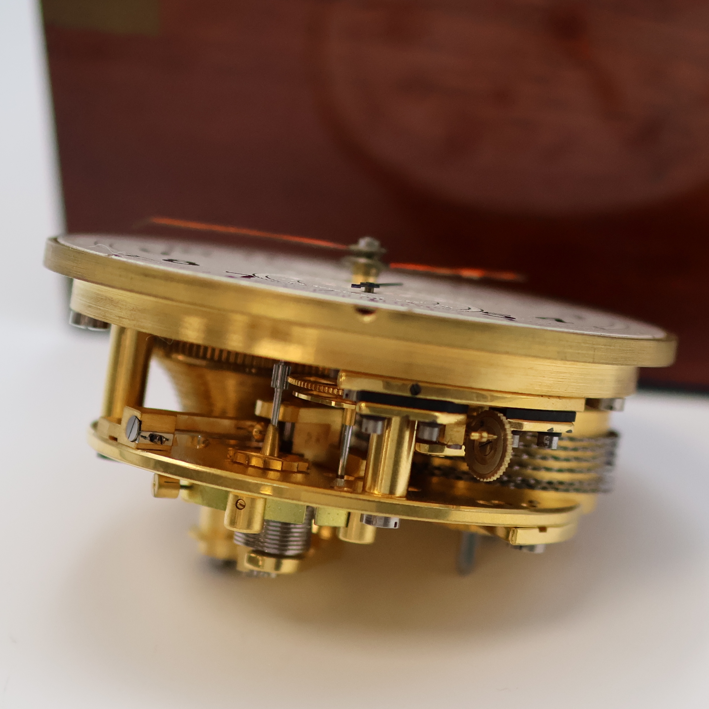 Detail i: 1. Moskauer Uhrenfabrik Marinechronometer Nr. 23996, UDSSR um 1977, 3-tlg. Holzbox, kardanisch aufgehängtes Messinggeh., Lünette verschr., silb. ...