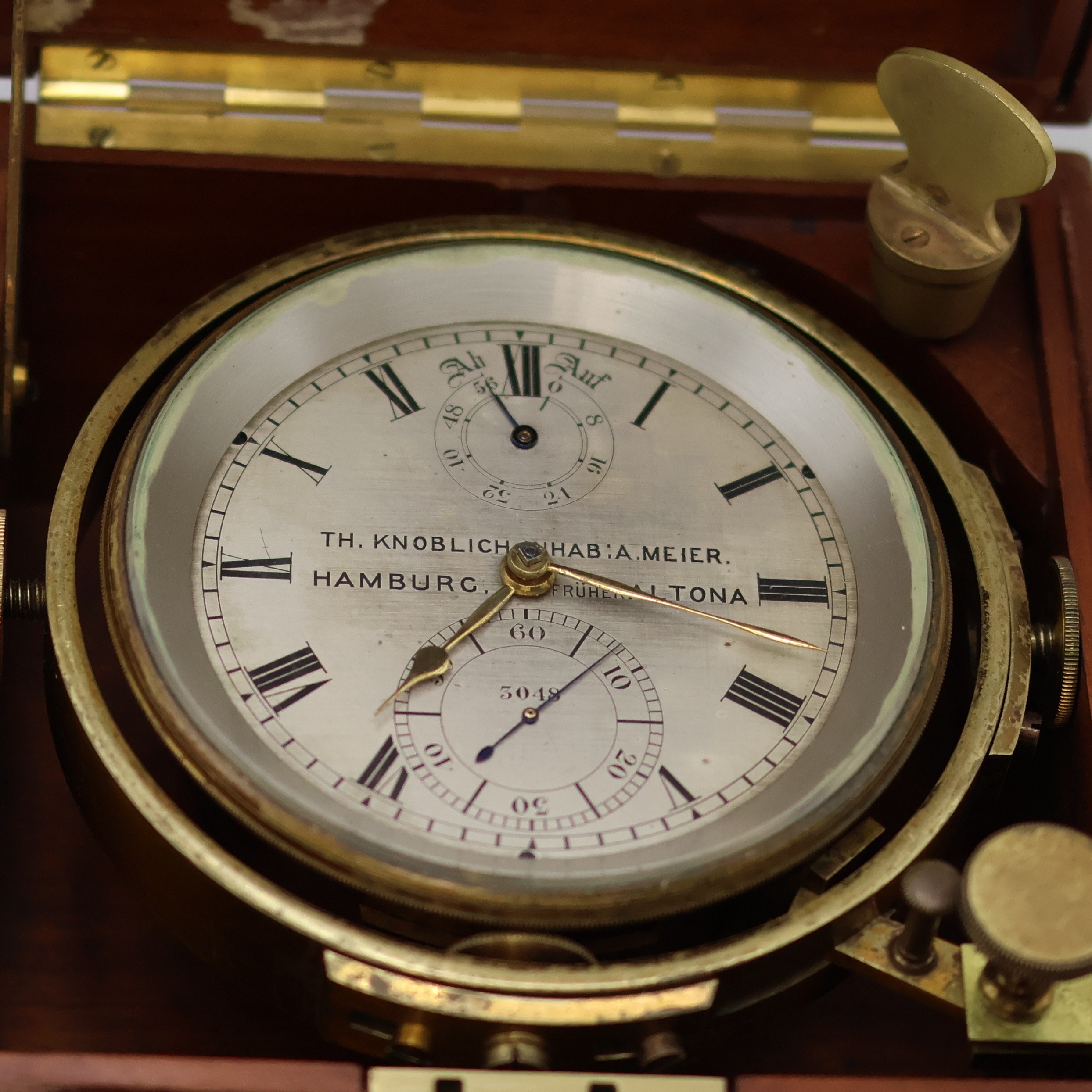 Detail a: Th. KNOBLICH Inhab. A.Meier, Hamburg früher Altona Marinechronometer Nr. 3048, England/ Deutschland um 1910, 3-tlg. Holzkasten rest., Deckel ...