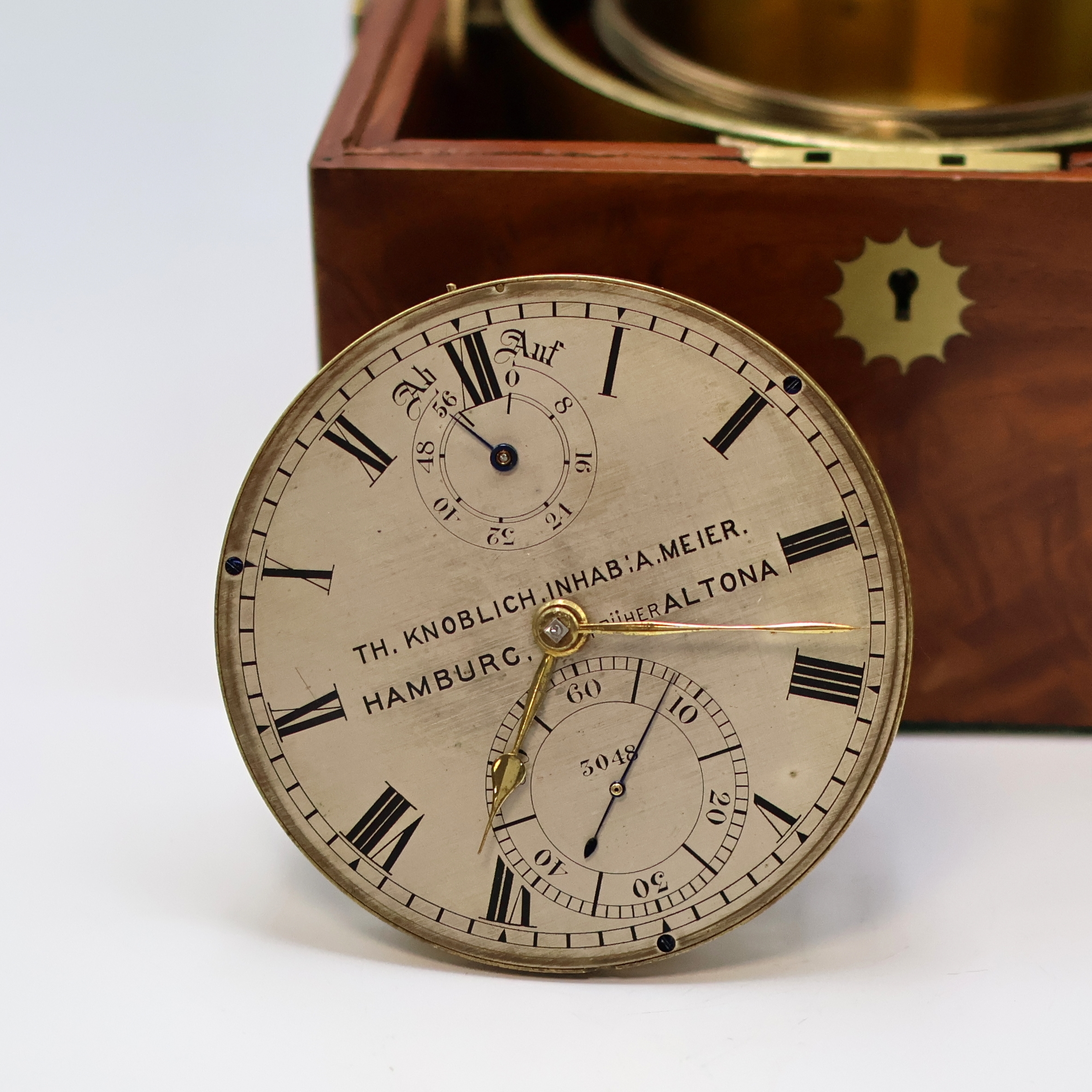 Detail d: Th. KNOBLICH Inhab. A.Meier, Hamburg früher Altona Marinechronometer Nr. 3048, England/ Deutschland um 1910, 3-tlg. Holzkasten rest., Deckel ...