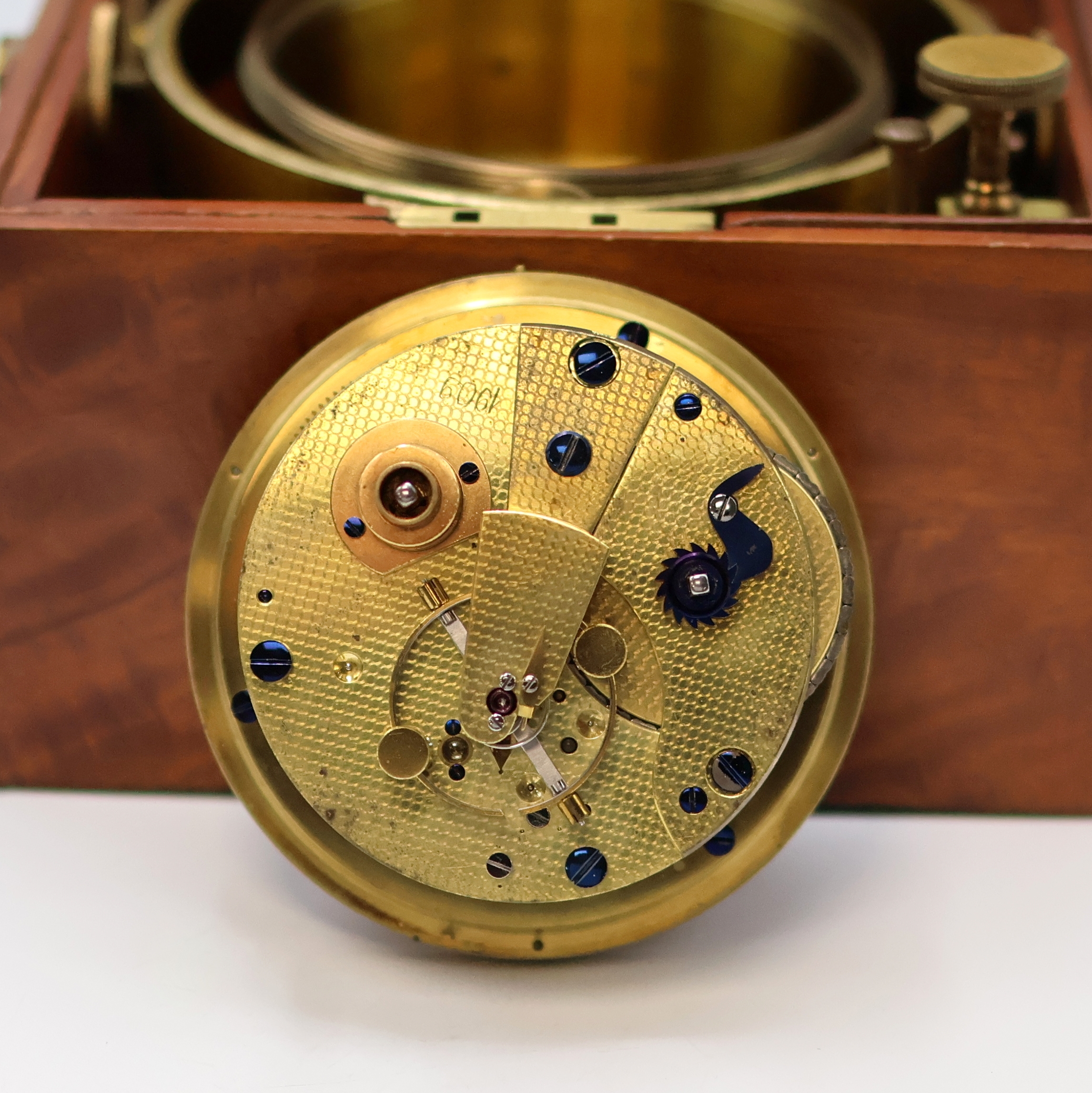 Detail e: Th. KNOBLICH Inhab. A.Meier, Hamburg früher Altona Marinechronometer Nr. 3048, England/ Deutschland um 1910, 3-tlg. Holzkasten rest., Deckel ...