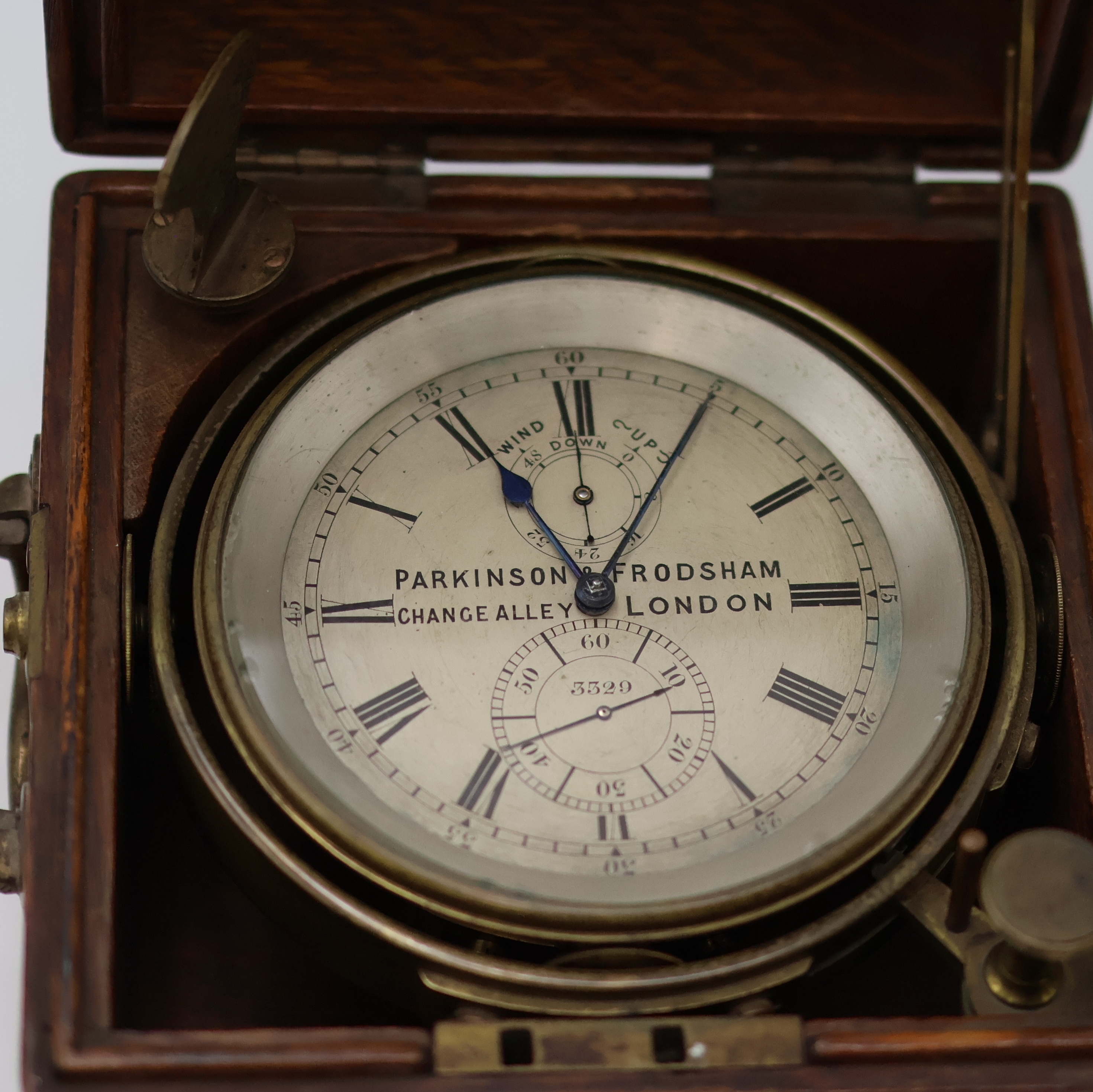 Detail a: PARKINSON & FRODSHAM kleines Marinechronometer im Eichenkasten, England um 1840, 2-tlg. Holzkasten, orig. Nummer- u. Signatur- Schild, silb. ...