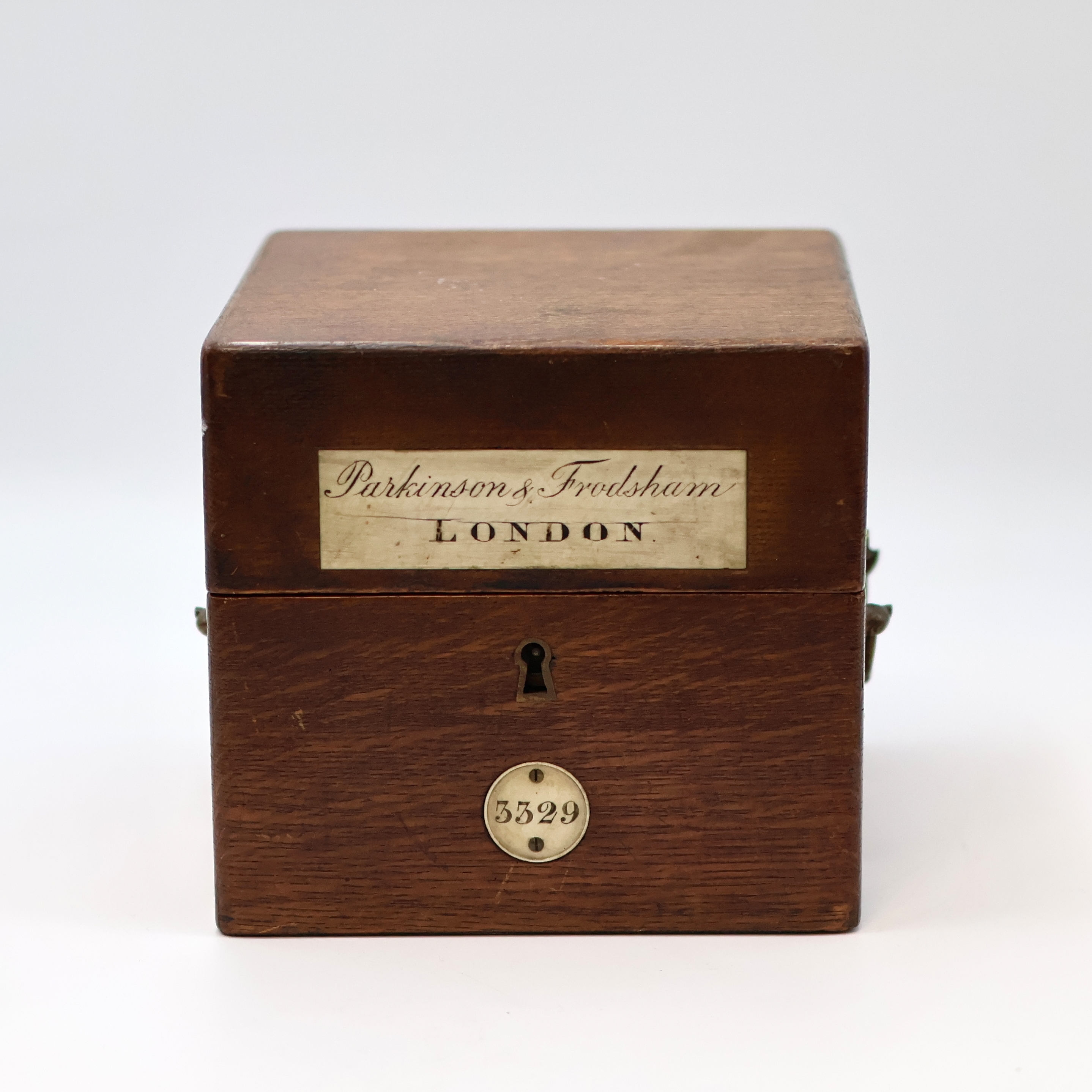 Detail b: PARKINSON & FRODSHAM kleines Marinechronometer im Eichenkasten, England um 1840, 2-tlg. Holzkasten, orig. Nummer- u. Signatur- Schild, silb. ...