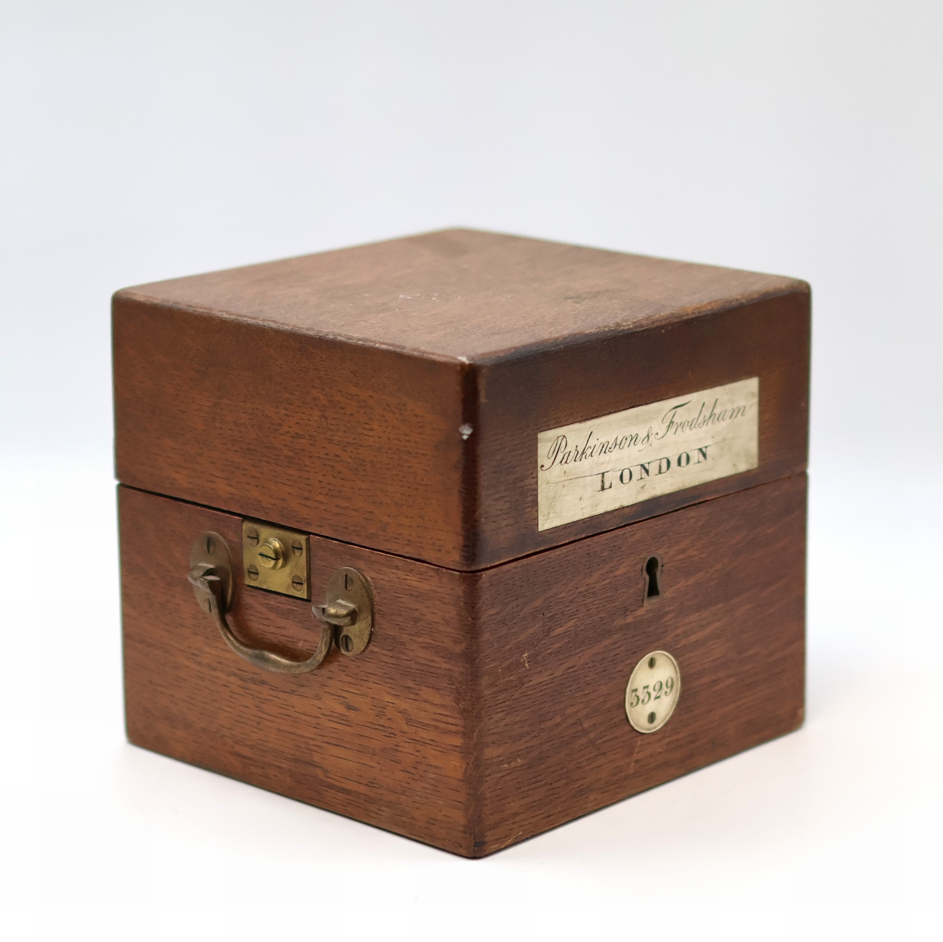 Detail c: PARKINSON & FRODSHAM kleines Marinechronometer im Eichenkasten, England um 1840, 2-tlg. Holzkasten, orig. Nummer- u. Signatur- Schild, silb. ...
