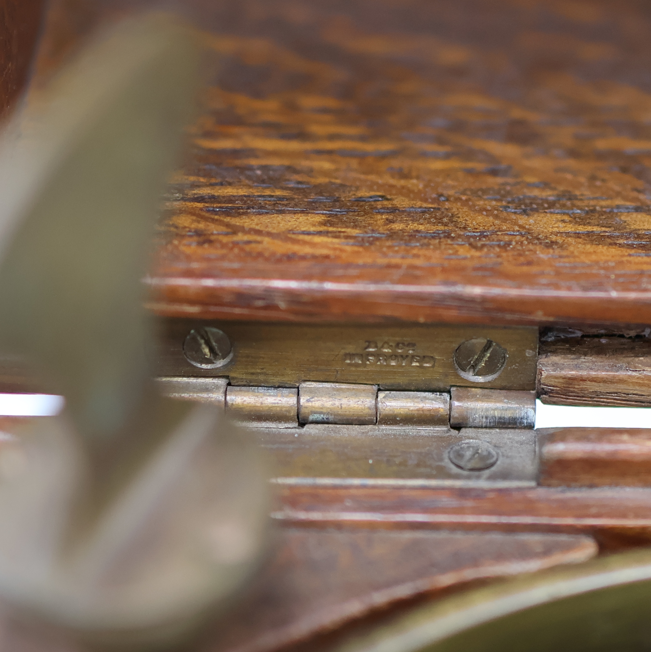 Detail d: PARKINSON & FRODSHAM kleines Marinechronometer im Eichenkasten, England um 1840, 2-tlg. Holzkasten, orig. Nummer- u. Signatur- Schild, silb. ...