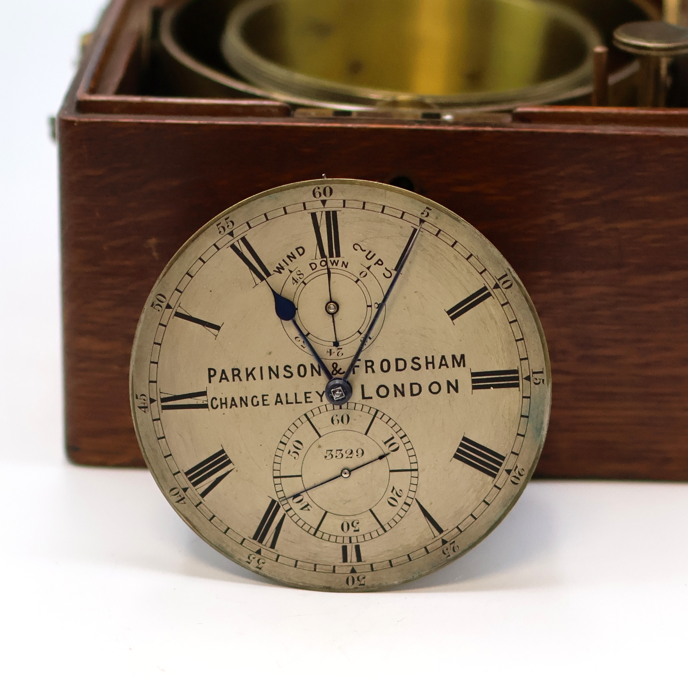 Detail e: PARKINSON & FRODSHAM kleines Marinechronometer im Eichenkasten, England um 1840, 2-tlg. Holzkasten, orig. Nummer- u. Signatur- Schild, silb. ...