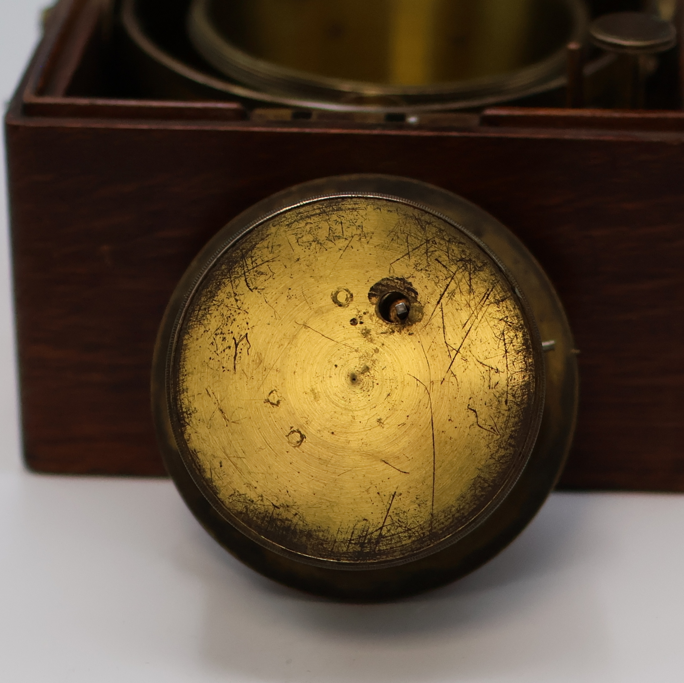 Detail f: PARKINSON & FRODSHAM kleines Marinechronometer im Eichenkasten, England um 1840, 2-tlg. Holzkasten, orig. Nummer- u. Signatur- Schild, silb. ...