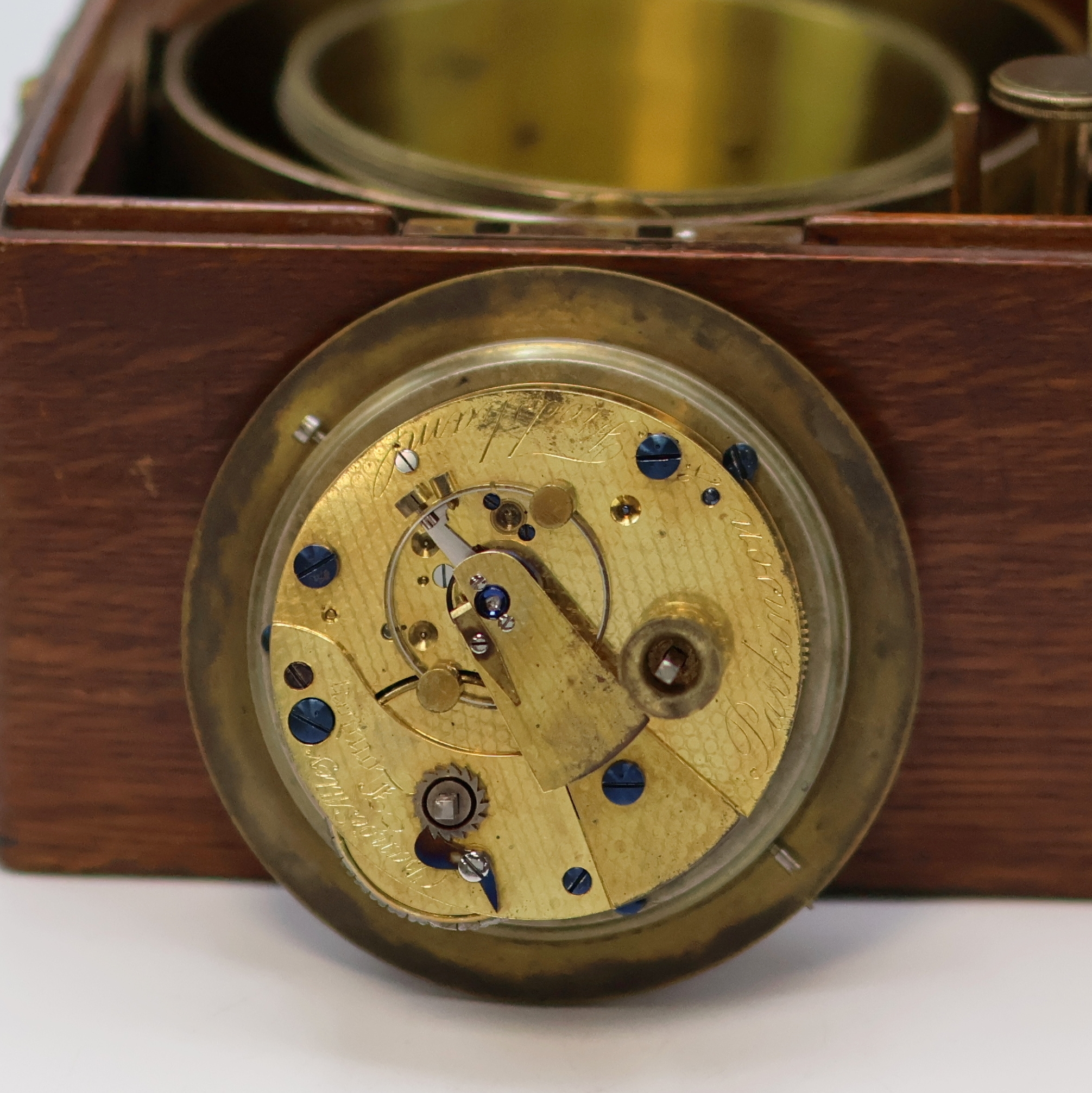Detail g: PARKINSON & FRODSHAM kleines Marinechronometer im Eichenkasten, England um 1840, 2-tlg. Holzkasten, orig. Nummer- u. Signatur- Schild, silb. ...