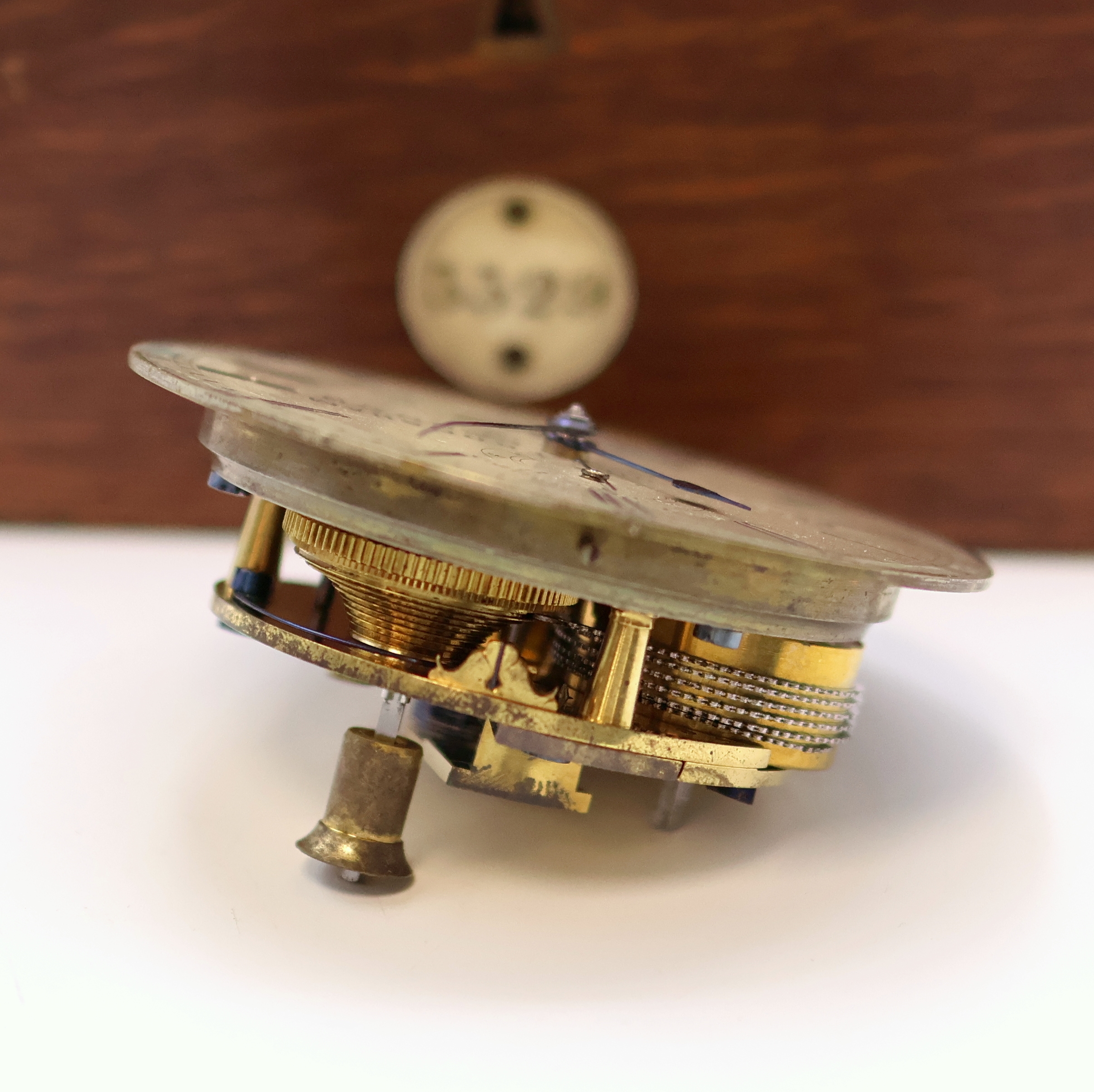 Detail h: PARKINSON & FRODSHAM kleines Marinechronometer im Eichenkasten, England um 1840, 2-tlg. Holzkasten, orig. Nummer- u. Signatur- Schild, silb. ...