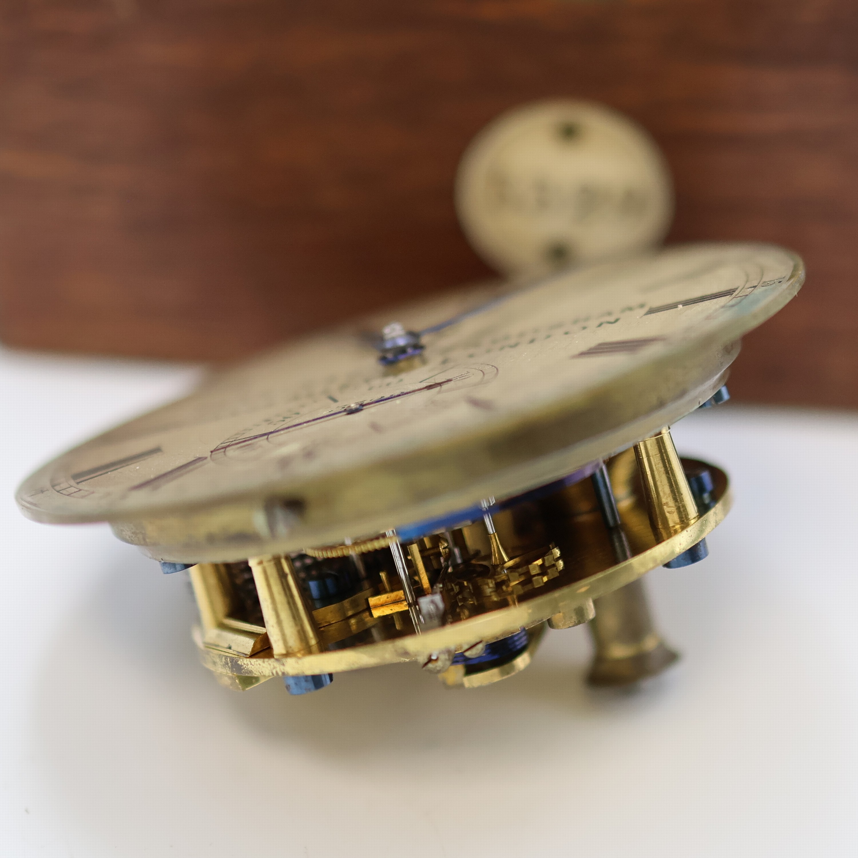 Detail i: PARKINSON & FRODSHAM kleines Marinechronometer im Eichenkasten, England um 1840, 2-tlg. Holzkasten, orig. Nummer- u. Signatur- Schild, silb. ...