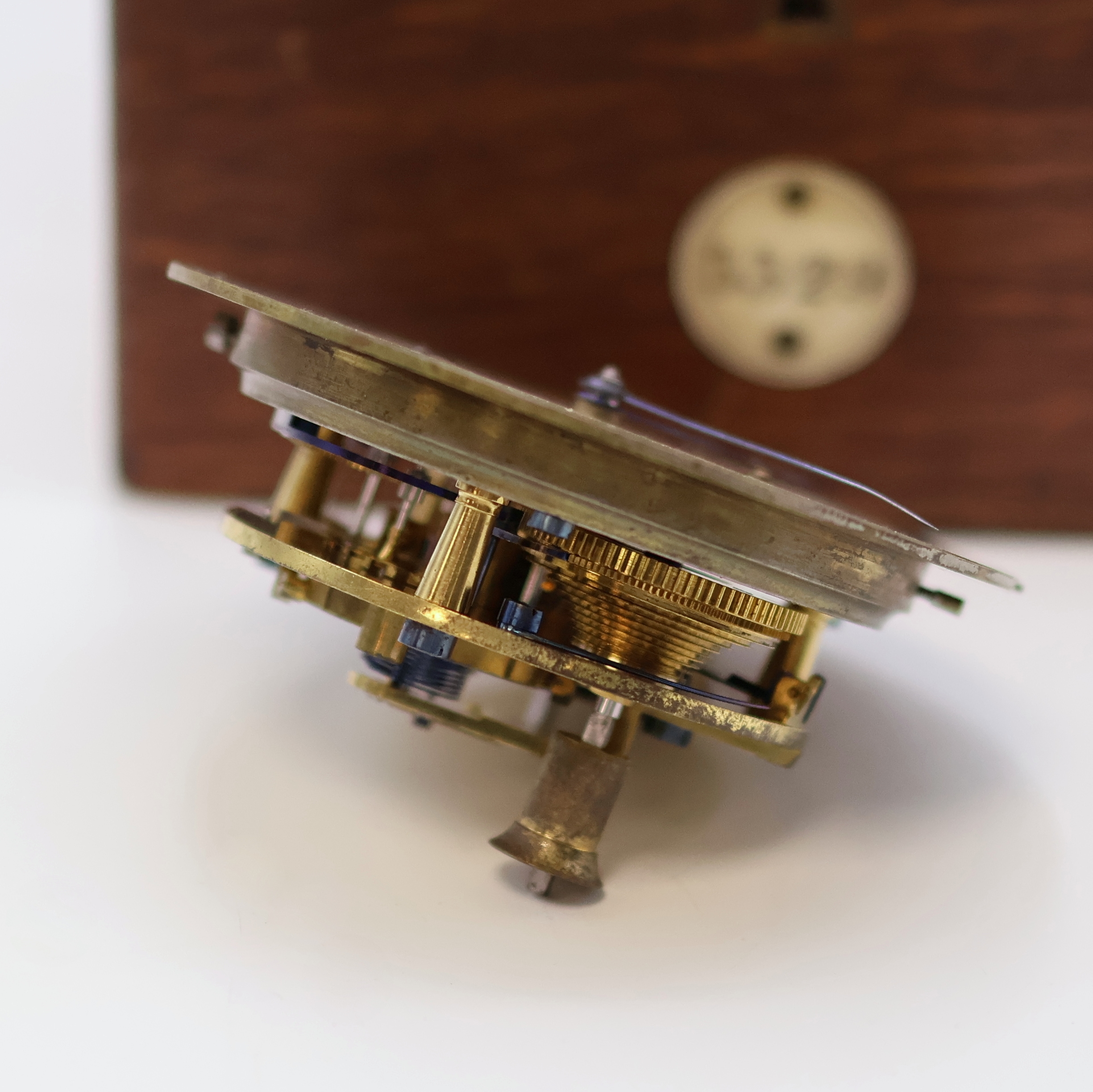 Detail j: PARKINSON & FRODSHAM kleines Marinechronometer im Eichenkasten, England um 1840, 2-tlg. Holzkasten, orig. Nummer- u. Signatur- Schild, silb. ...