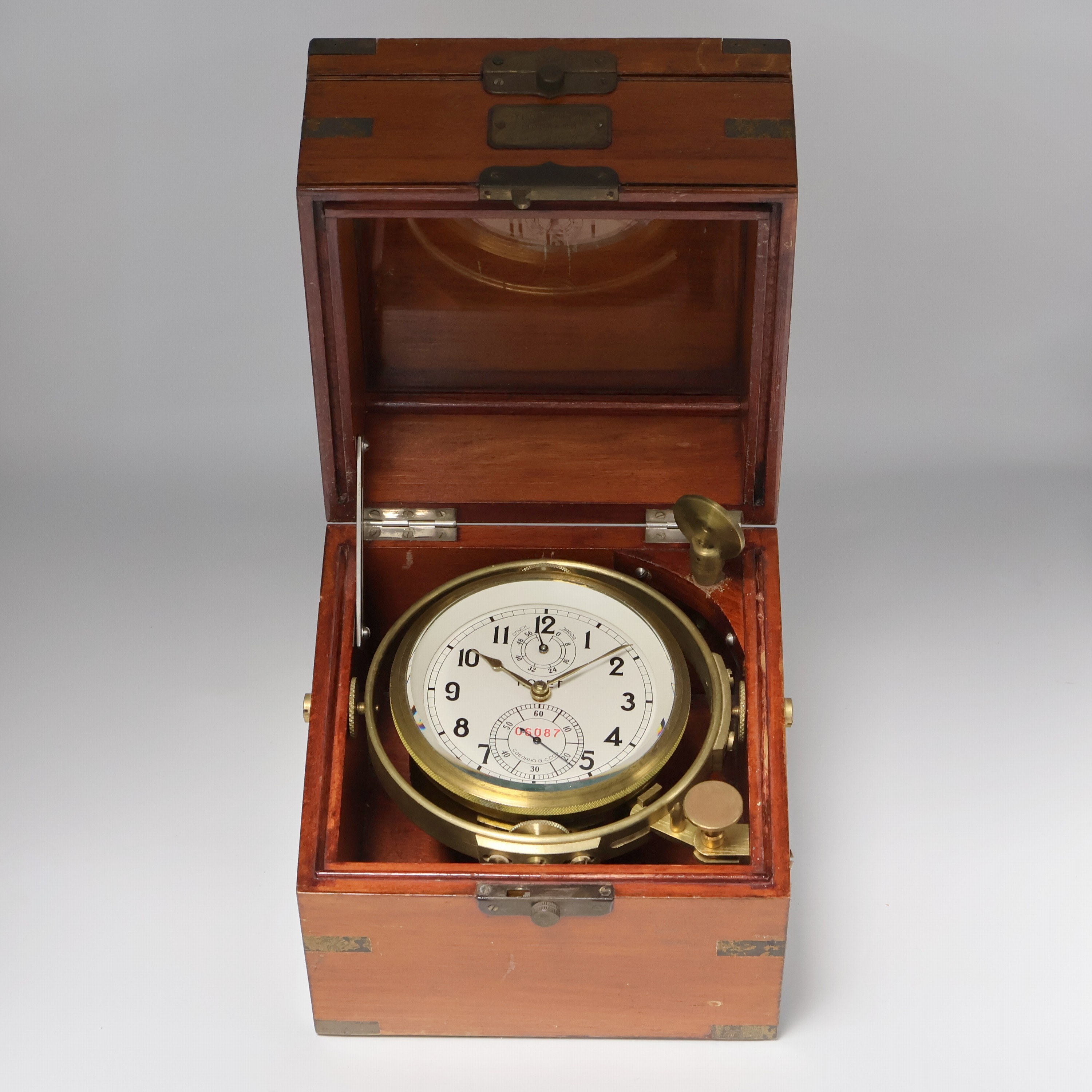 POLJOT Marinechronometer, UDSSR um 1970, 3- tlg. Holzkasten, seitl. Tragegriffe fehlen, kardanisch aufgehängtes Messinggeh., Lünette verschr., ...