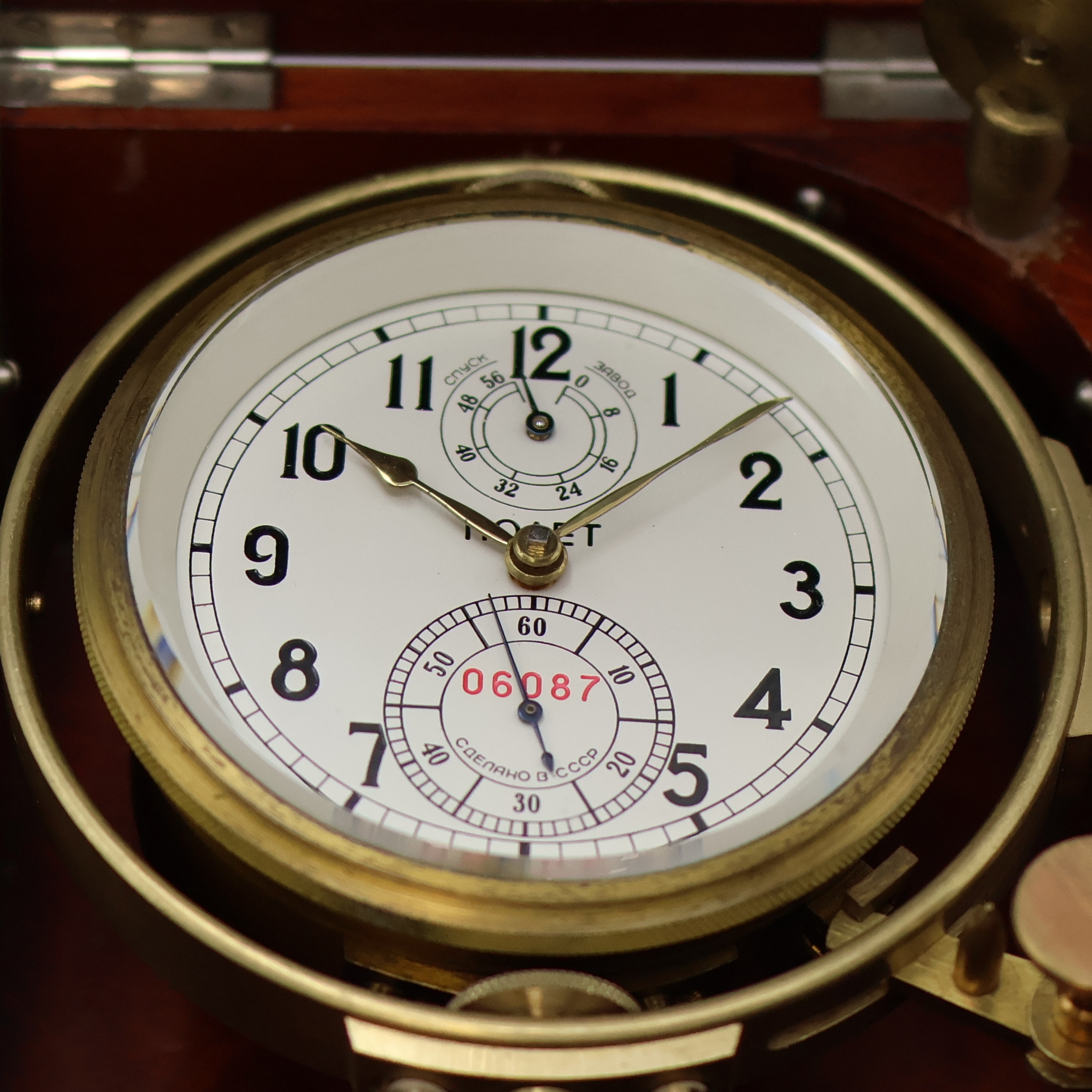 Detail a: POLJOT Marinechronometer, UDSSR um 1970, 3- tlg. Holzkasten, seitl. Tragegriffe fehlen, kardanisch aufgehängtes Messinggeh., Lünette verschr., ...