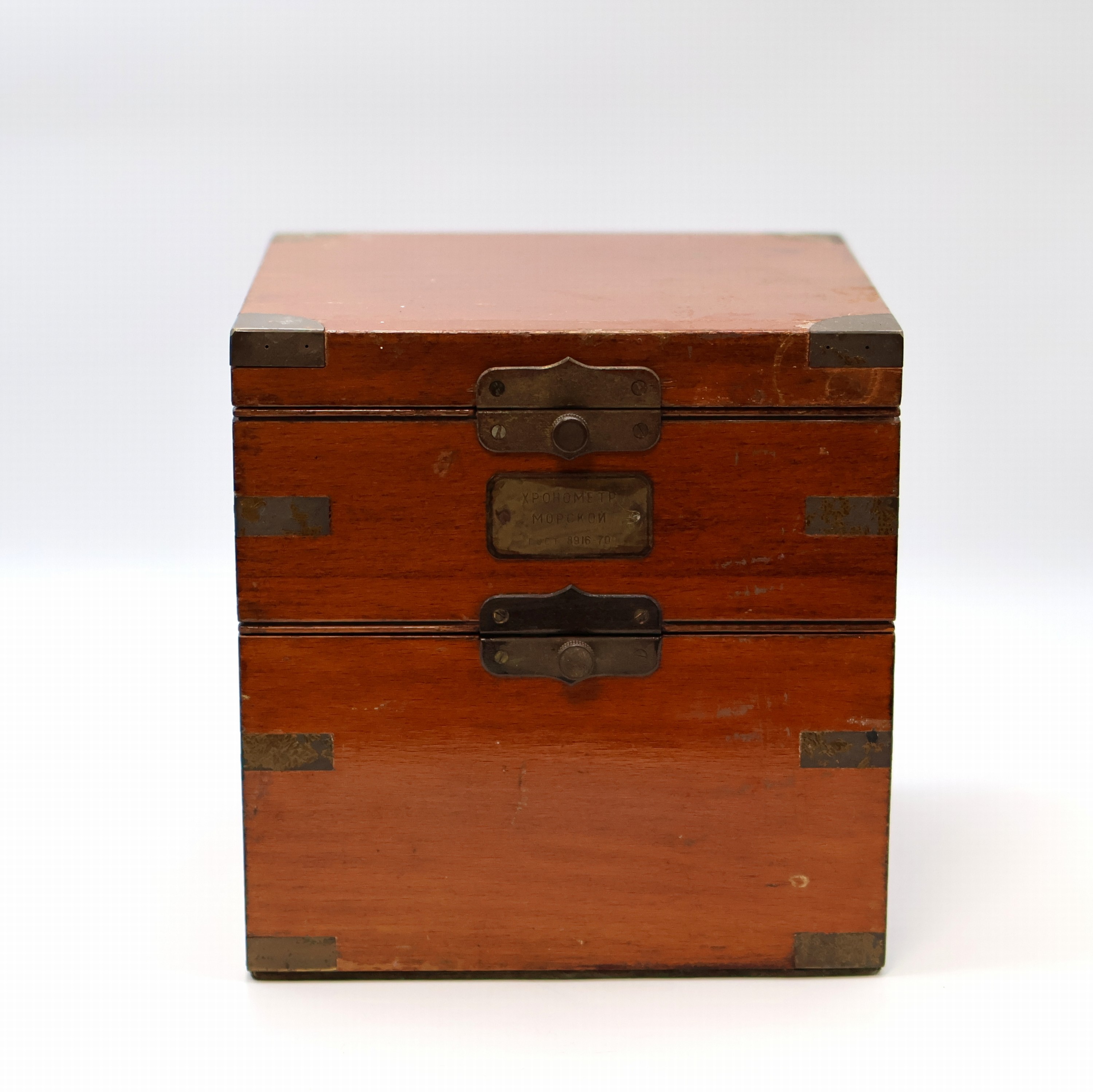 Detail b: POLJOT Marinechronometer, UDSSR um 1970, 3- tlg. Holzkasten, seitl. Tragegriffe fehlen, kardanisch aufgehängtes Messinggeh., Lünette verschr., ...