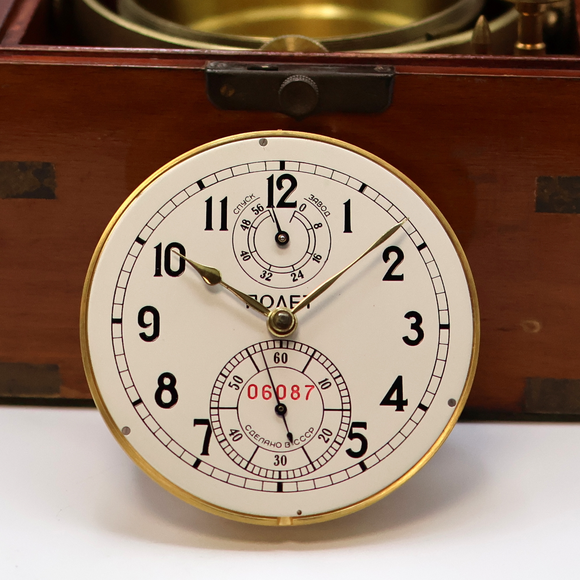 Detail d: POLJOT Marinechronometer, UDSSR um 1970, 3- tlg. Holzkasten, seitl. Tragegriffe fehlen, kardanisch aufgehängtes Messinggeh., Lünette verschr., ...