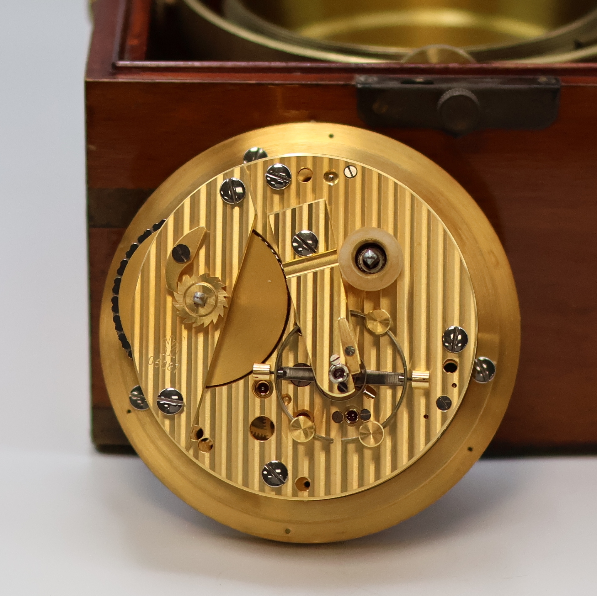 Detail e: POLJOT Marinechronometer, UDSSR um 1970, 3- tlg. Holzkasten, seitl. Tragegriffe fehlen, kardanisch aufgehängtes Messinggeh., Lünette verschr., ...