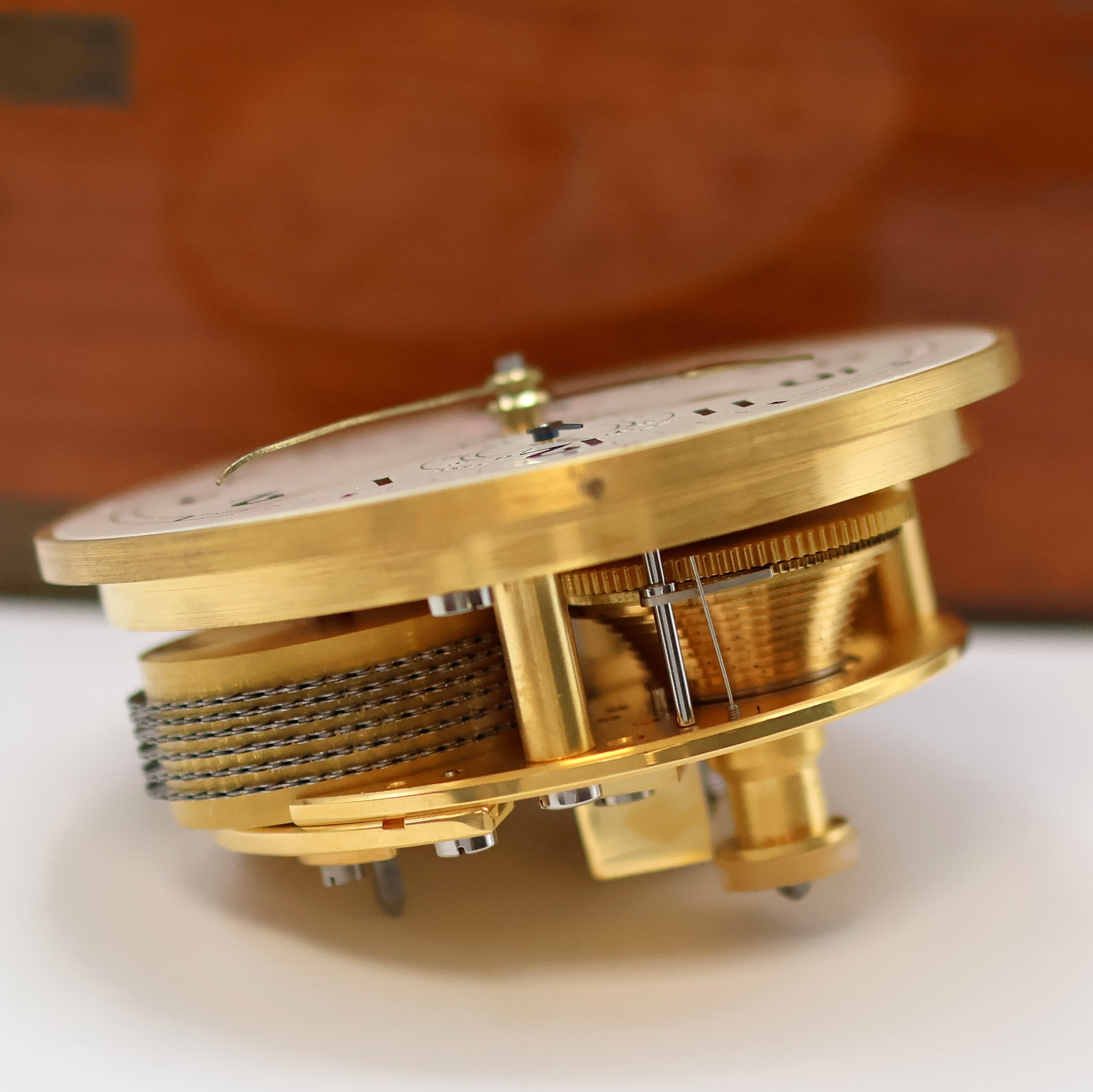 Detail f: POLJOT Marinechronometer, UDSSR um 1970, 3- tlg. Holzkasten, seitl. Tragegriffe fehlen, kardanisch aufgehängtes Messinggeh., Lünette verschr., ...