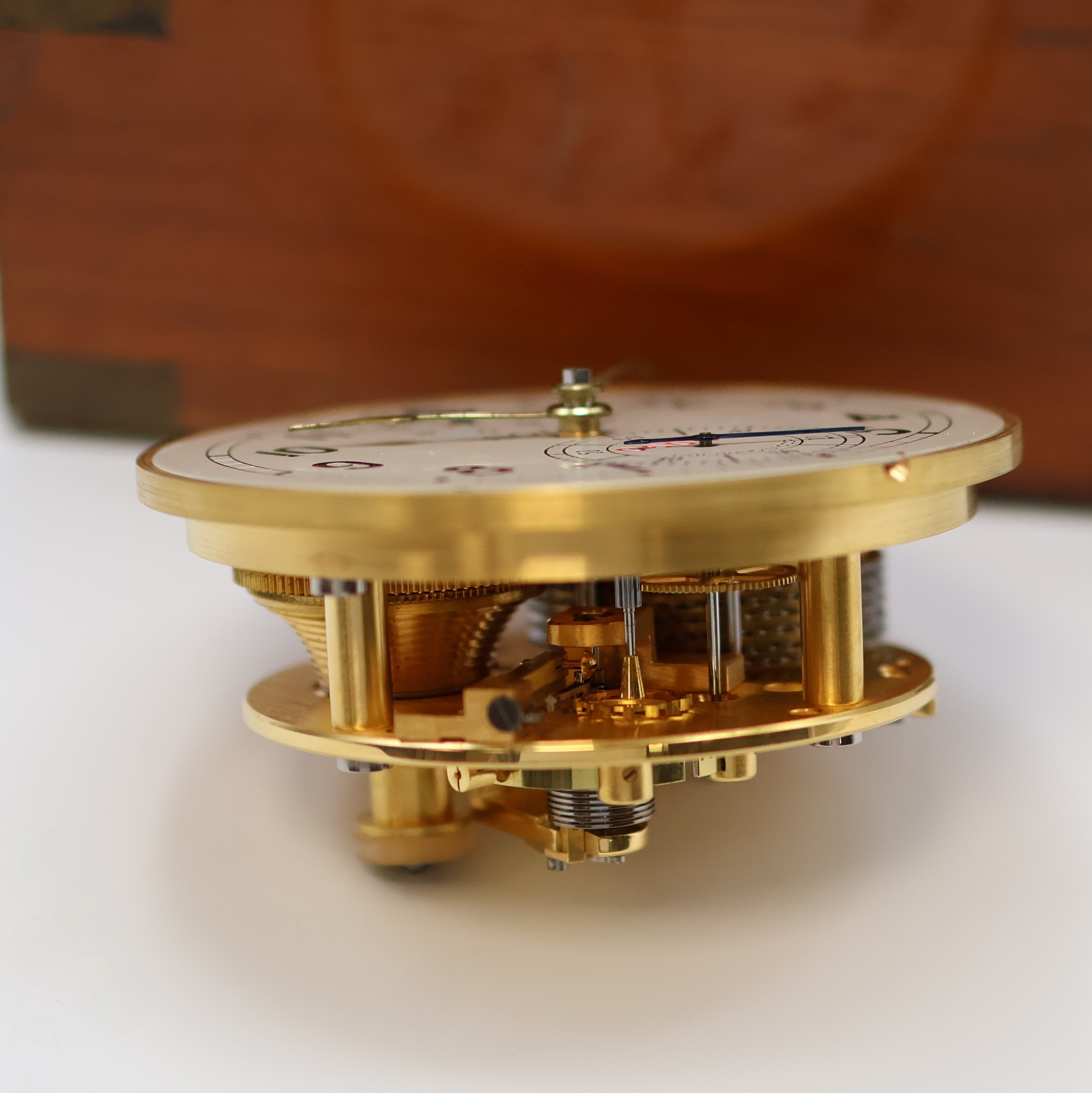 Detail g: POLJOT Marinechronometer, UDSSR um 1970, 3- tlg. Holzkasten, seitl. Tragegriffe fehlen, kardanisch aufgehängtes Messinggeh., Lünette verschr., ...