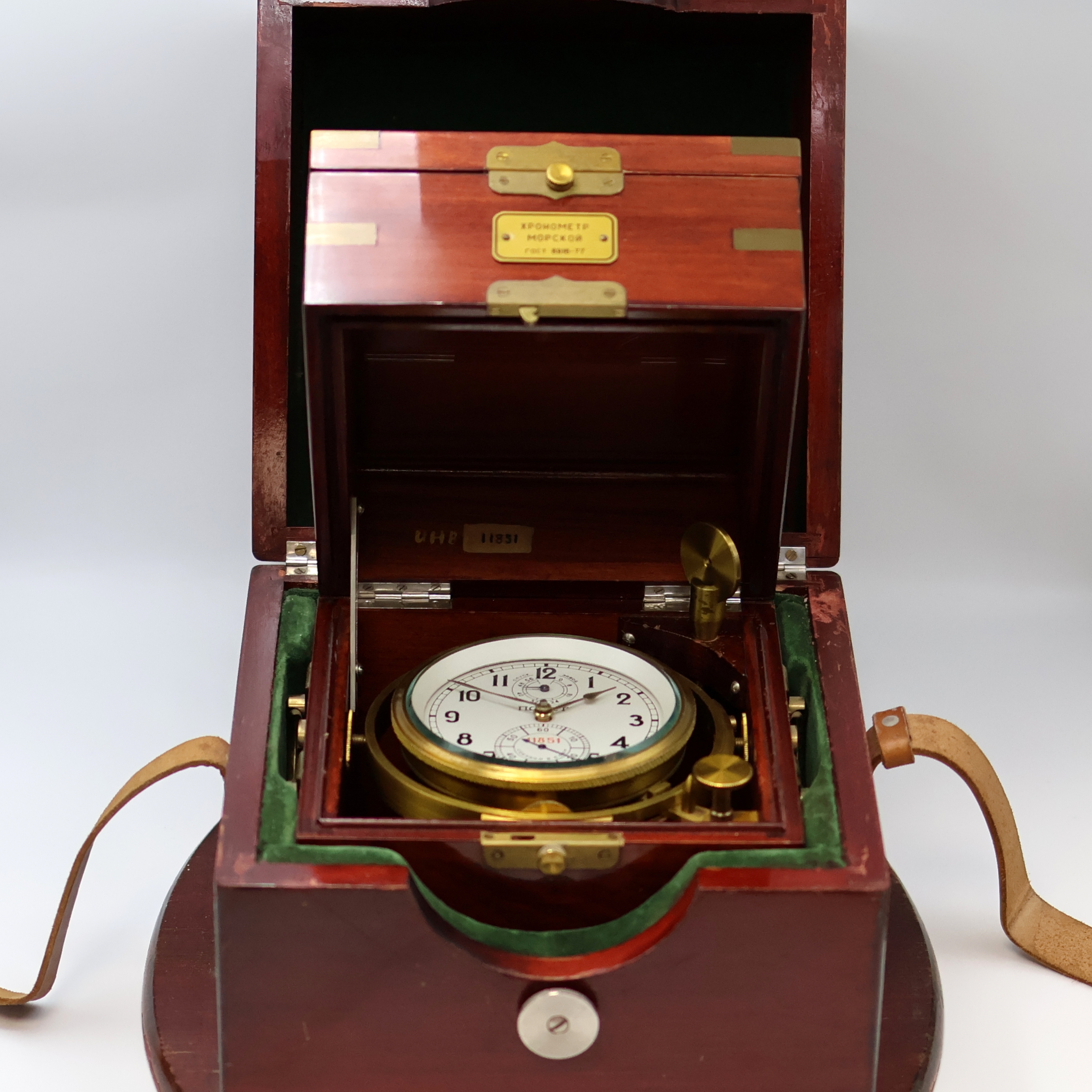 Detail a: POLJOT Marinechronometer mit Transportbox, UDSSR um 1977, 3-tlg. Holzkasten, 2-tlg. Überkasten m. Leder-Trageriemen, kardanisch aufgehängtes ...