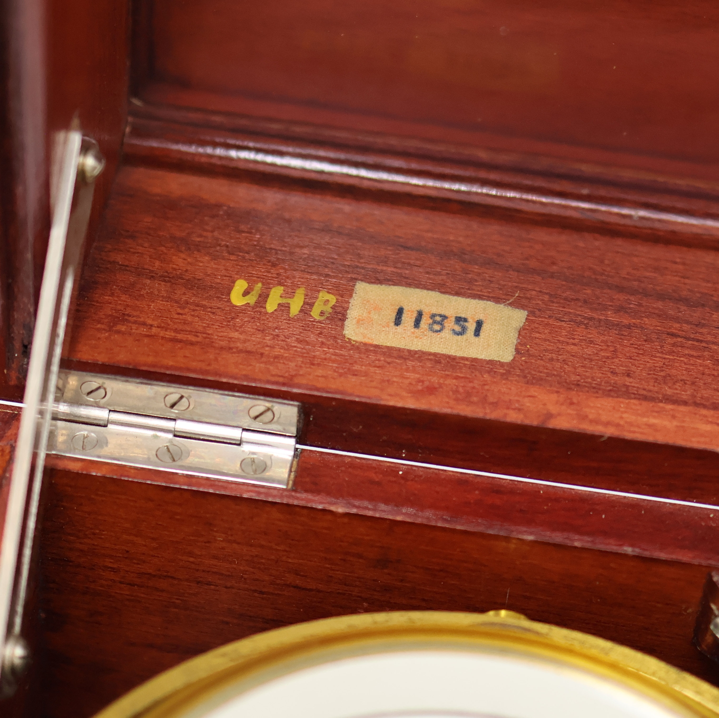 Detail b: POLJOT Marinechronometer mit Transportbox, UDSSR um 1977, 3-tlg. Holzkasten, 2-tlg. Überkasten m. Leder-Trageriemen, kardanisch aufgehängtes ...