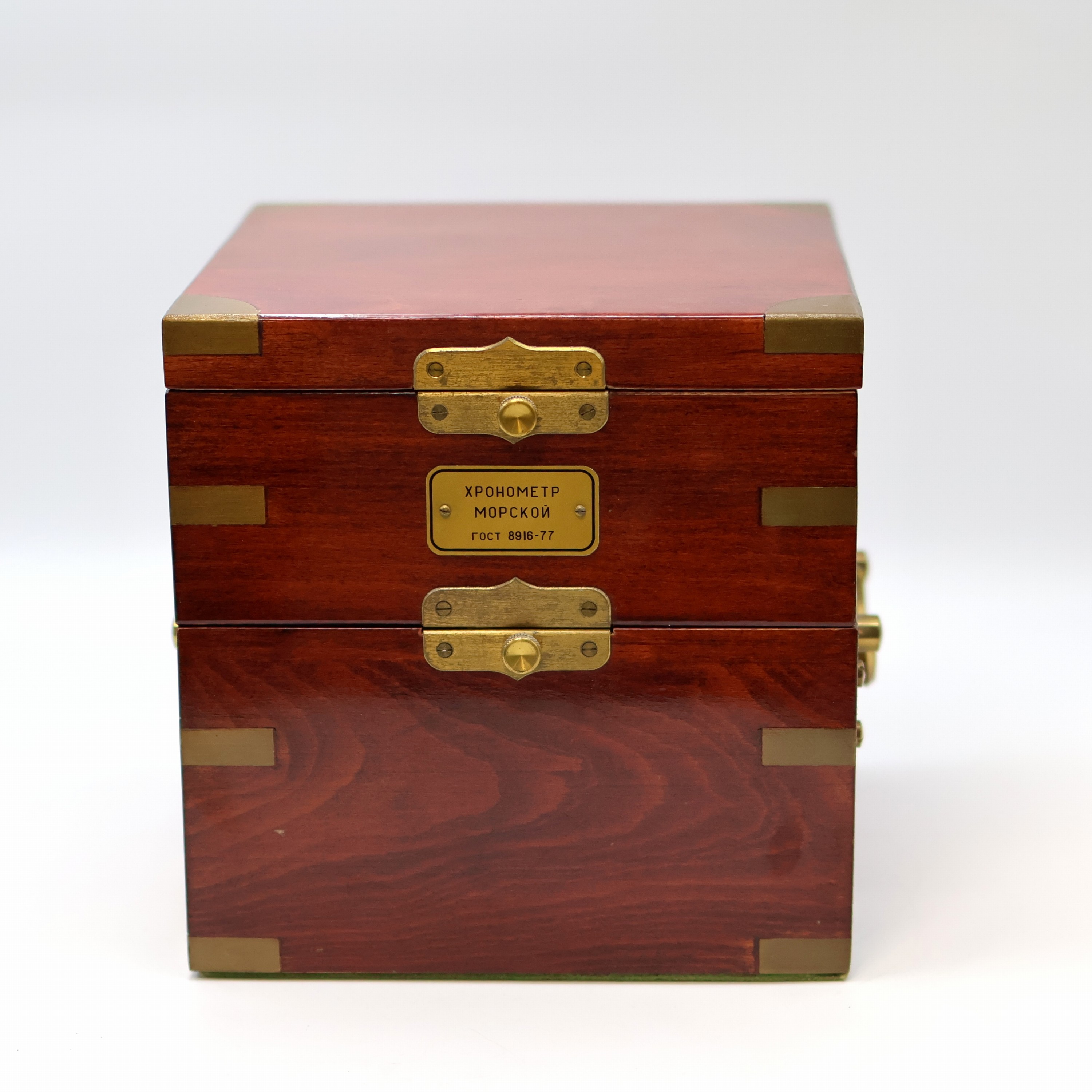 Detail c: POLJOT Marinechronometer mit Transportbox, UDSSR um 1977, 3-tlg. Holzkasten, 2-tlg. Überkasten m. Leder-Trageriemen, kardanisch aufgehängtes ...