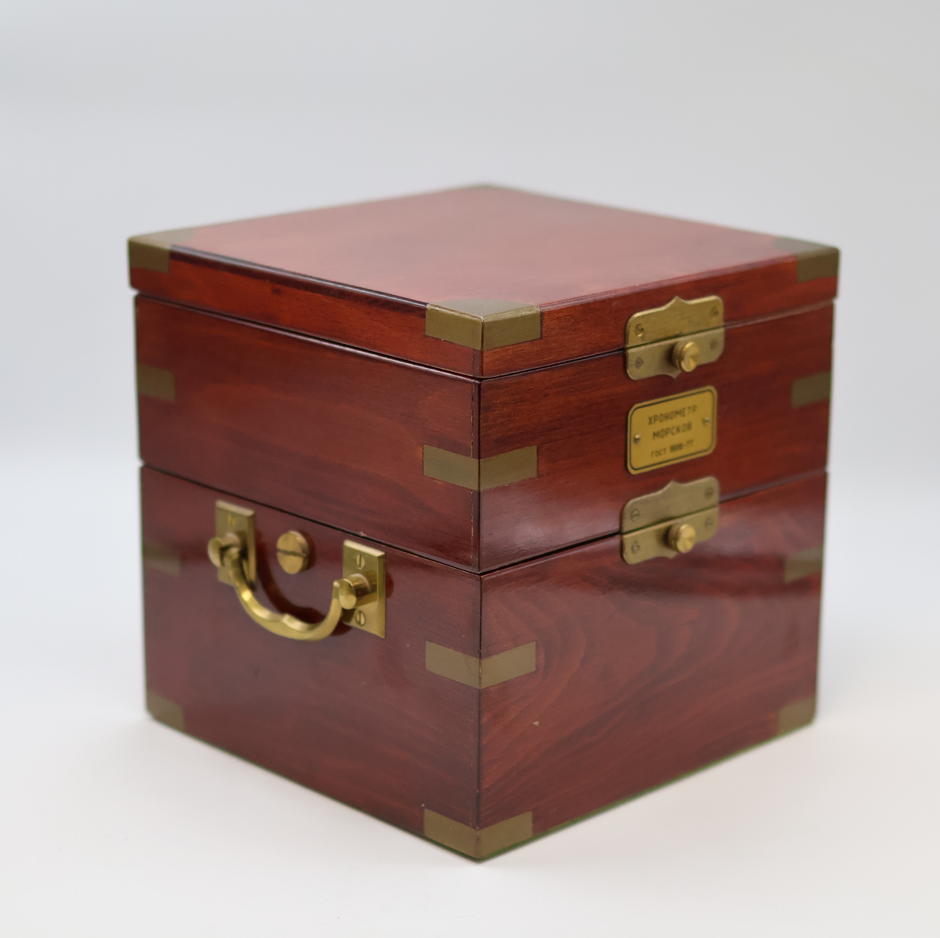 Detail d: POLJOT Marinechronometer mit Transportbox, UDSSR um 1977, 3-tlg. Holzkasten, 2-tlg. Überkasten m. Leder-Trageriemen, kardanisch aufgehängtes ...