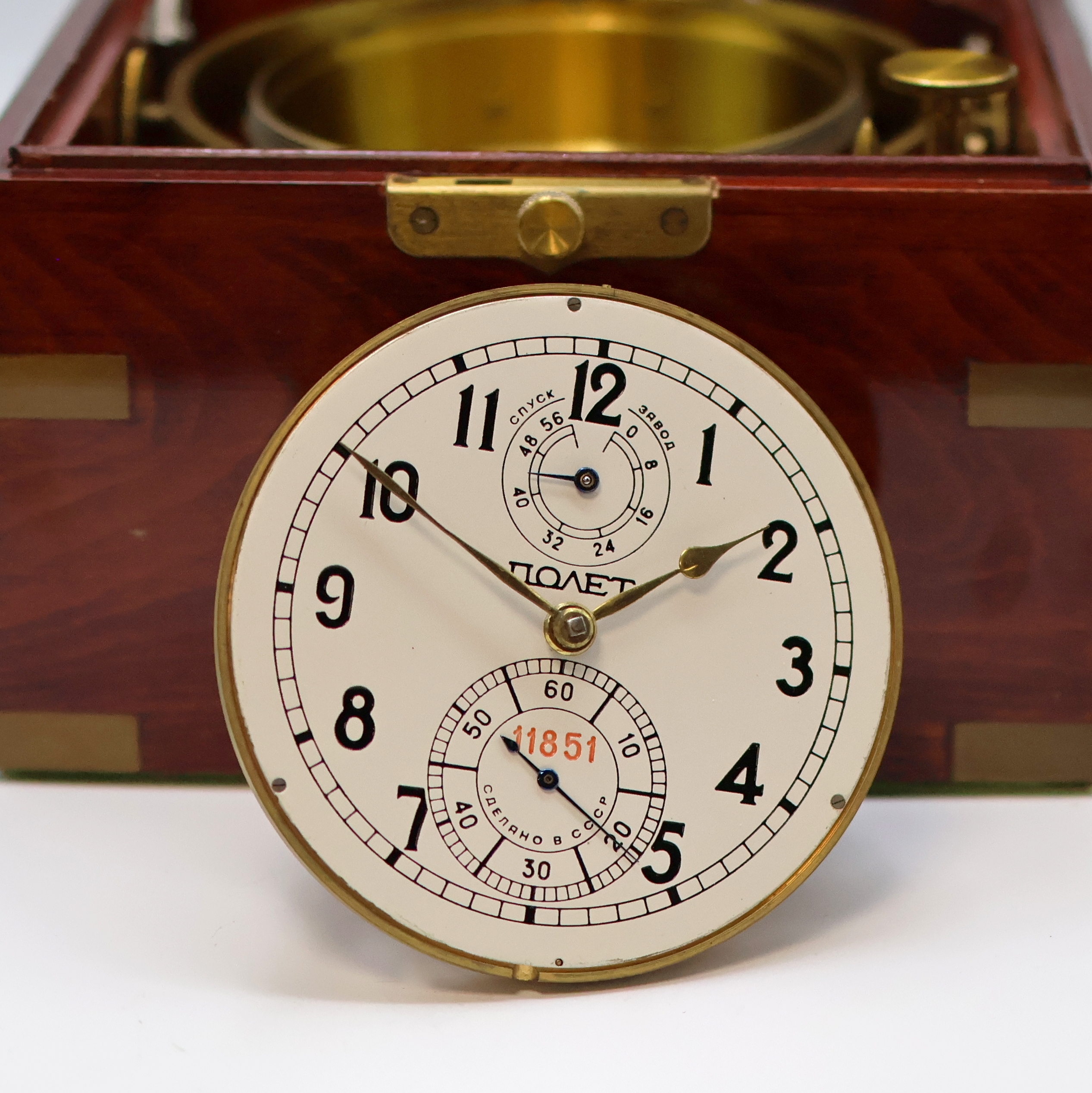 Detail e: POLJOT Marinechronometer mit Transportbox, UDSSR um 1977, 3-tlg. Holzkasten, 2-tlg. Überkasten m. Leder-Trageriemen, kardanisch aufgehängtes ...